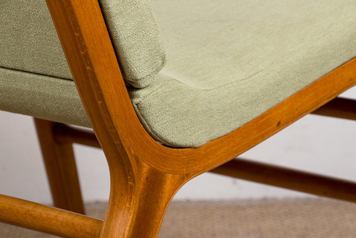 Superbo divano scandinavo composto da due poltrone mobili, ciascuna con un bracciolo. Con un design semplice ed elegante, queste poltrone possono essere combinate con le poltroncine, disponibili in un altro annuncio, per creare un divano modulare a