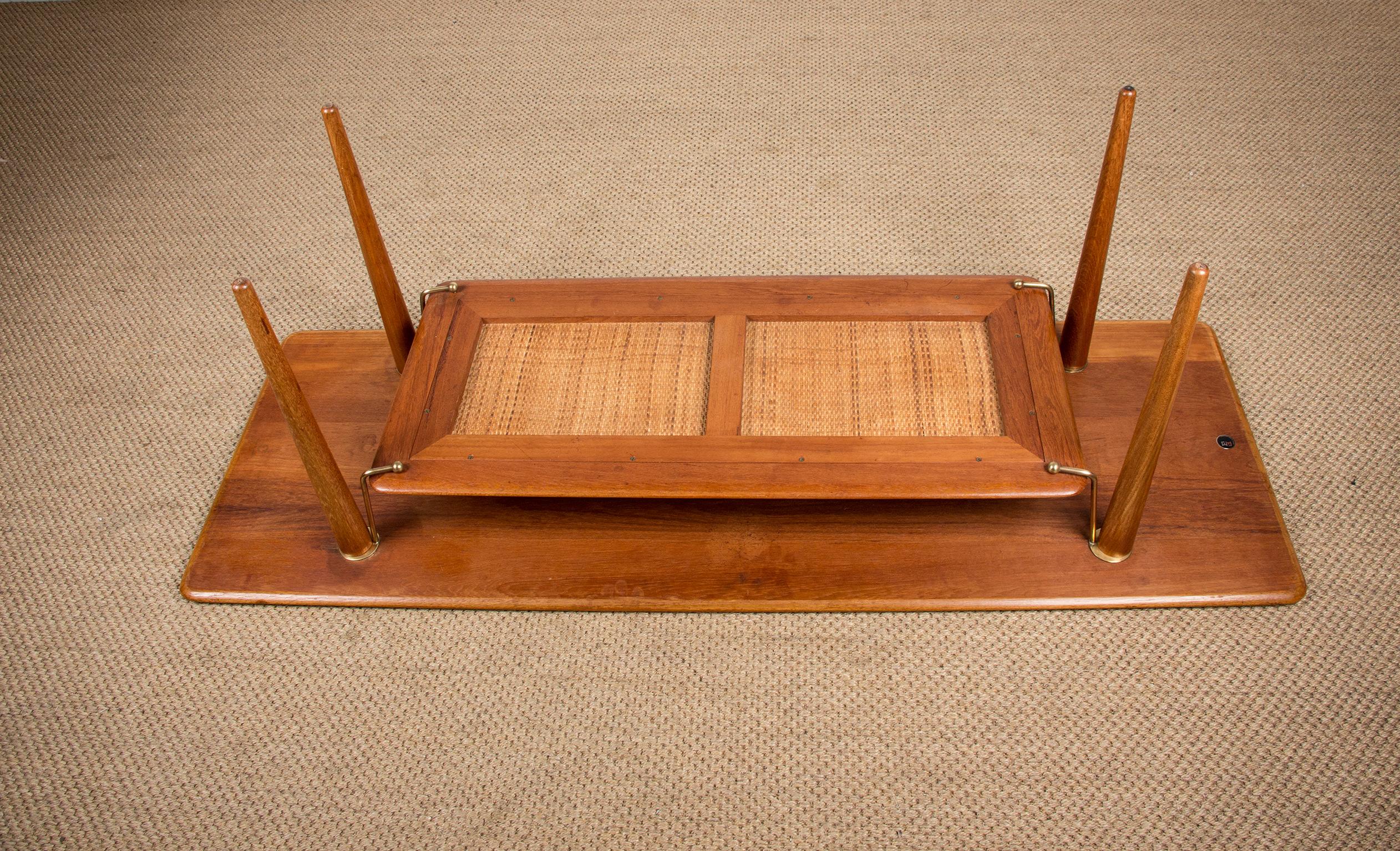 Mesa de centro danesa de 2 niveles de teca, caña y latón modelo FD 516 de Peter Hvidt. en venta 4