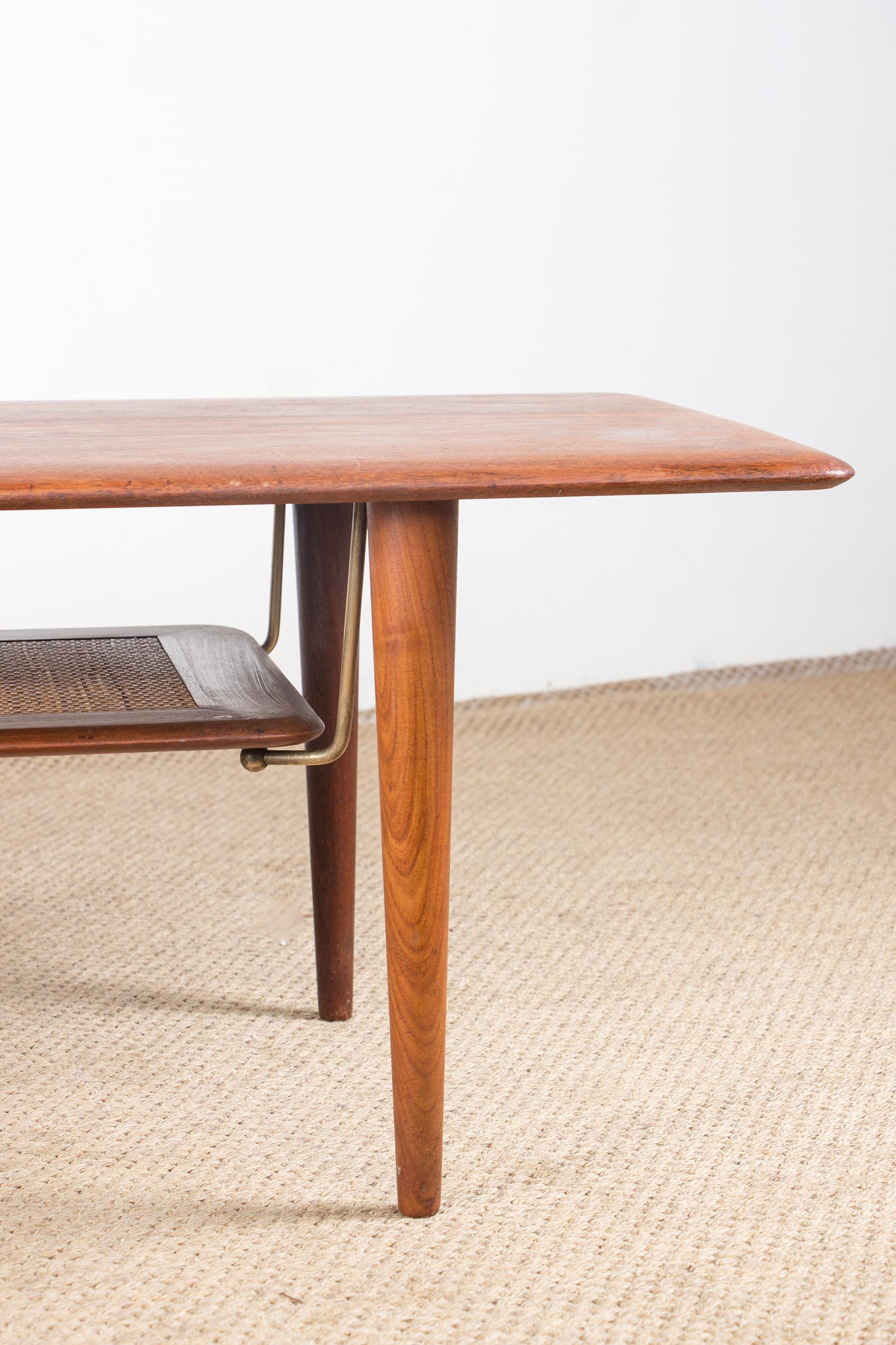 Mesa de centro danesa de 2 niveles de teca, caña y latón modelo FD 516 de Peter Hvidt. en venta 6