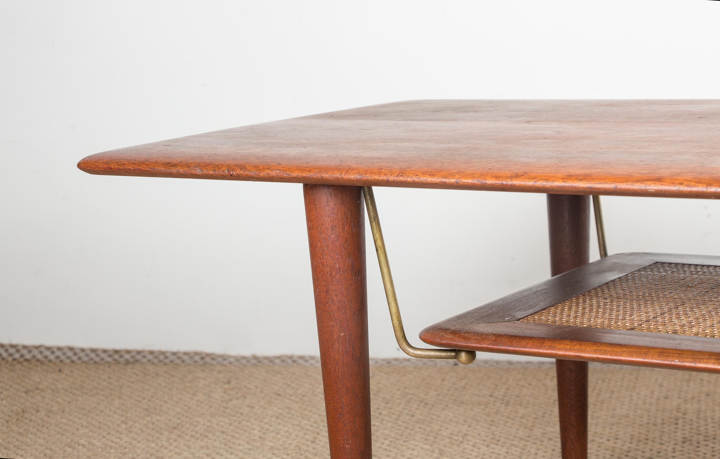Mesa de centro danesa de 2 niveles de teca, caña y latón modelo FD 516 de Peter Hvidt. en venta 8