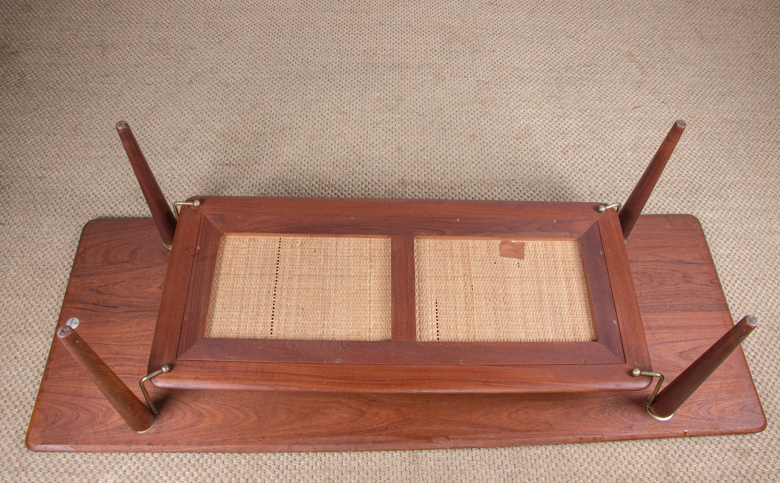 Mesa de centro danesa de 2 niveles de teca, caña y latón modelo FD 516 de Peter Hvidt. en venta 9