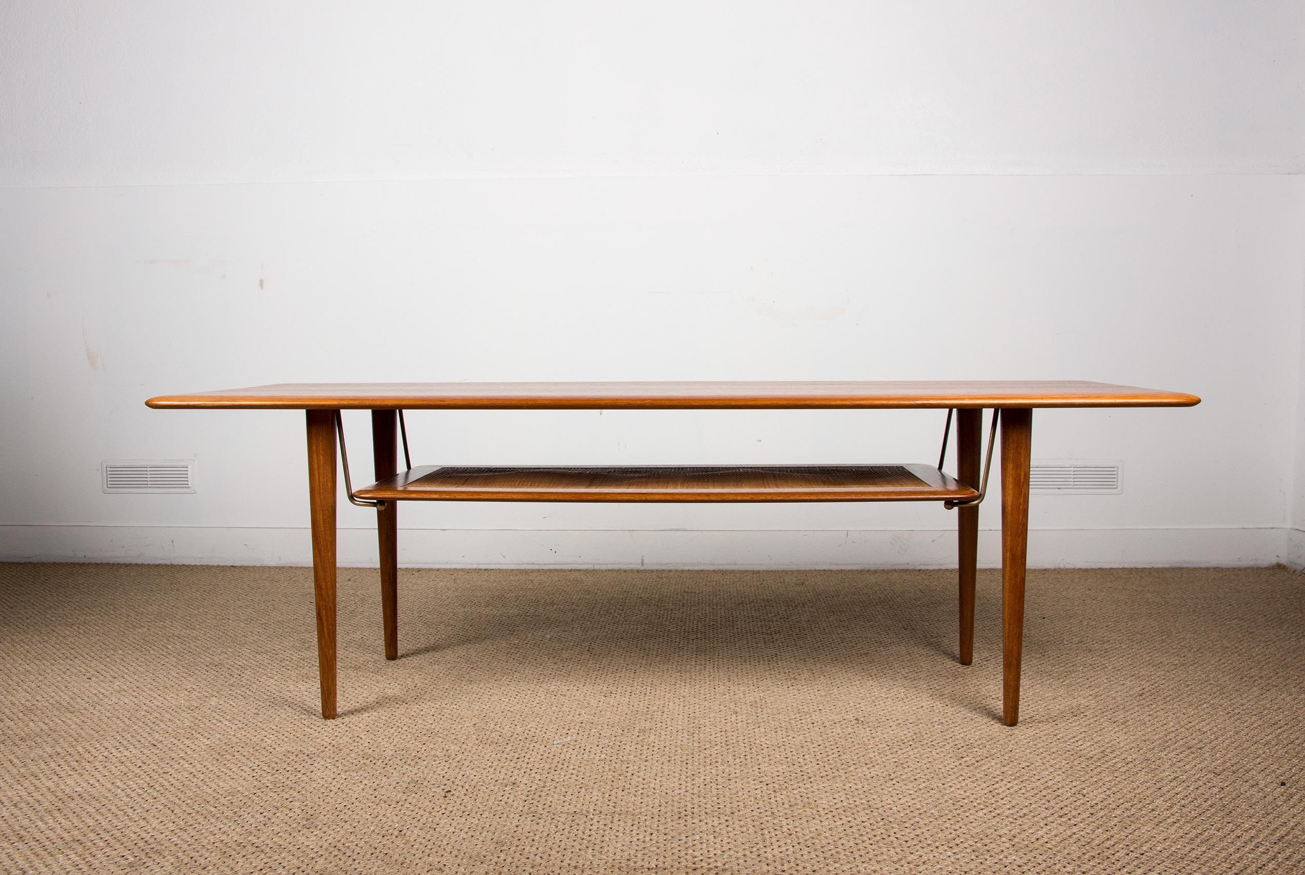 Mesa de centro danesa de 2 niveles de teca, caña y latón modelo FD 516 de Peter Hvidt. Escandinavo moderno en venta