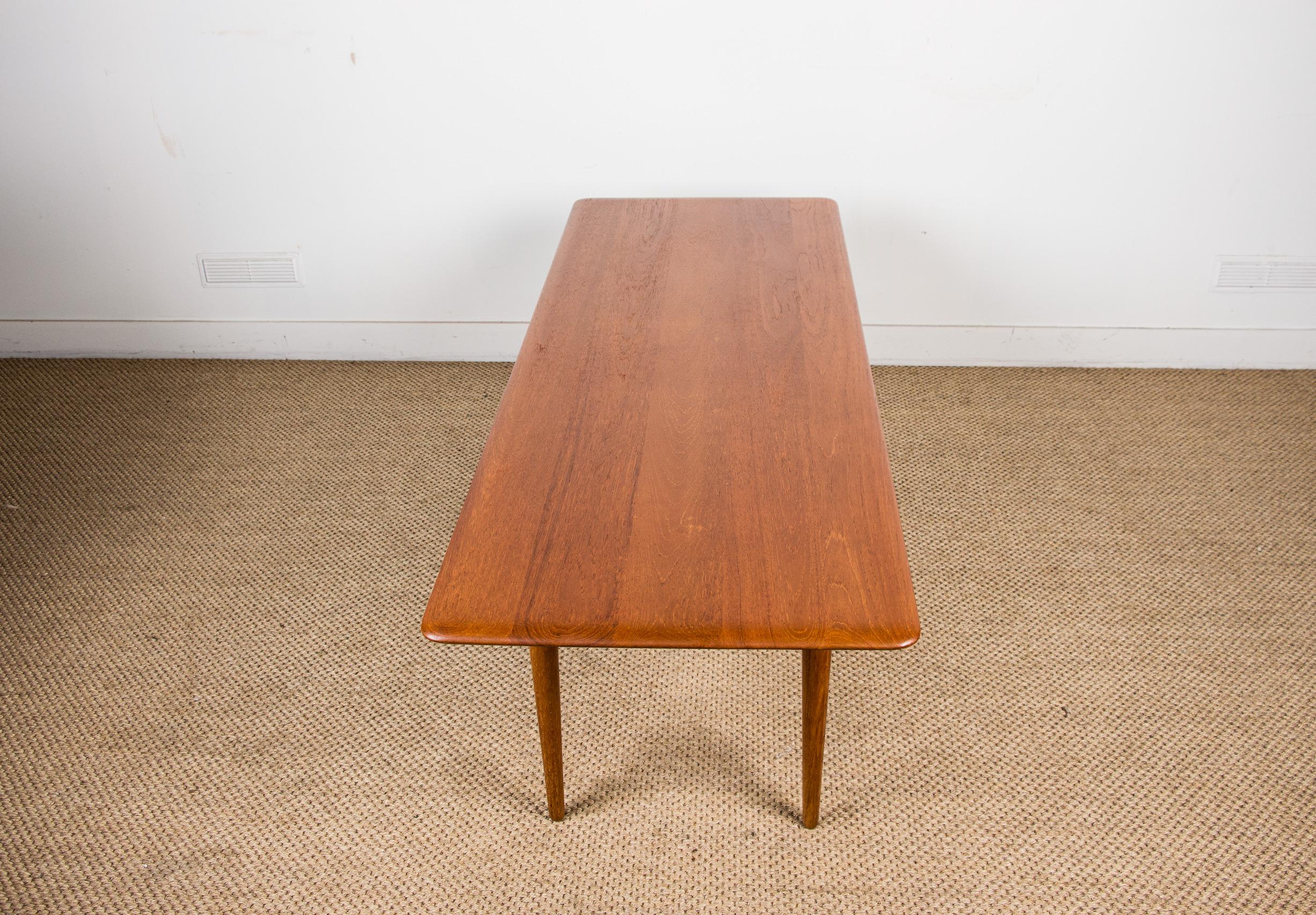 Mesa de centro danesa de 2 niveles de teca, caña y latón modelo FD 516 de Peter Hvidt. en Excelente estado para la venta en JOINVILLE-LE-PONT, FR