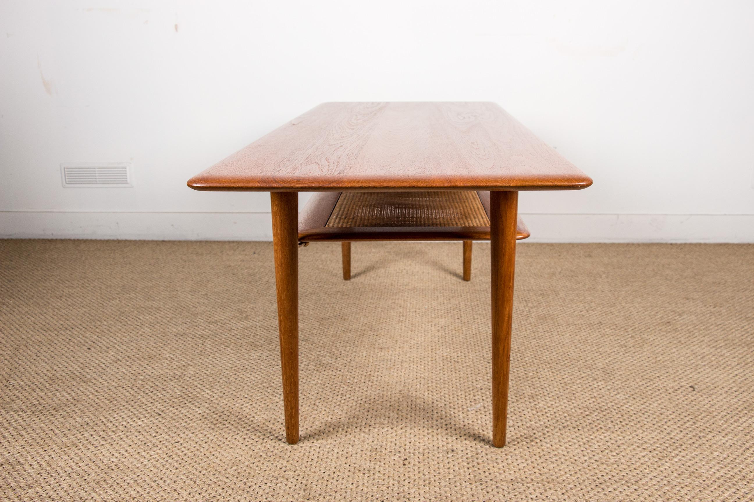 Mesa de centro danesa de 2 niveles de teca, caña y latón modelo FD 516 de Peter Hvidt. mediados del siglo XX en venta