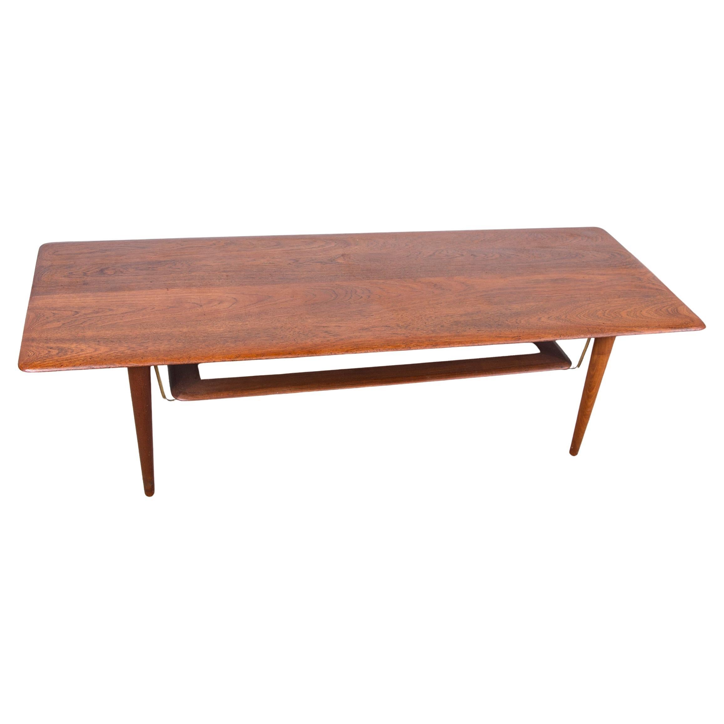 Mesa de centro danesa de 2 niveles de teca, caña y latón modelo FD 516 de Peter Hvidt. en venta