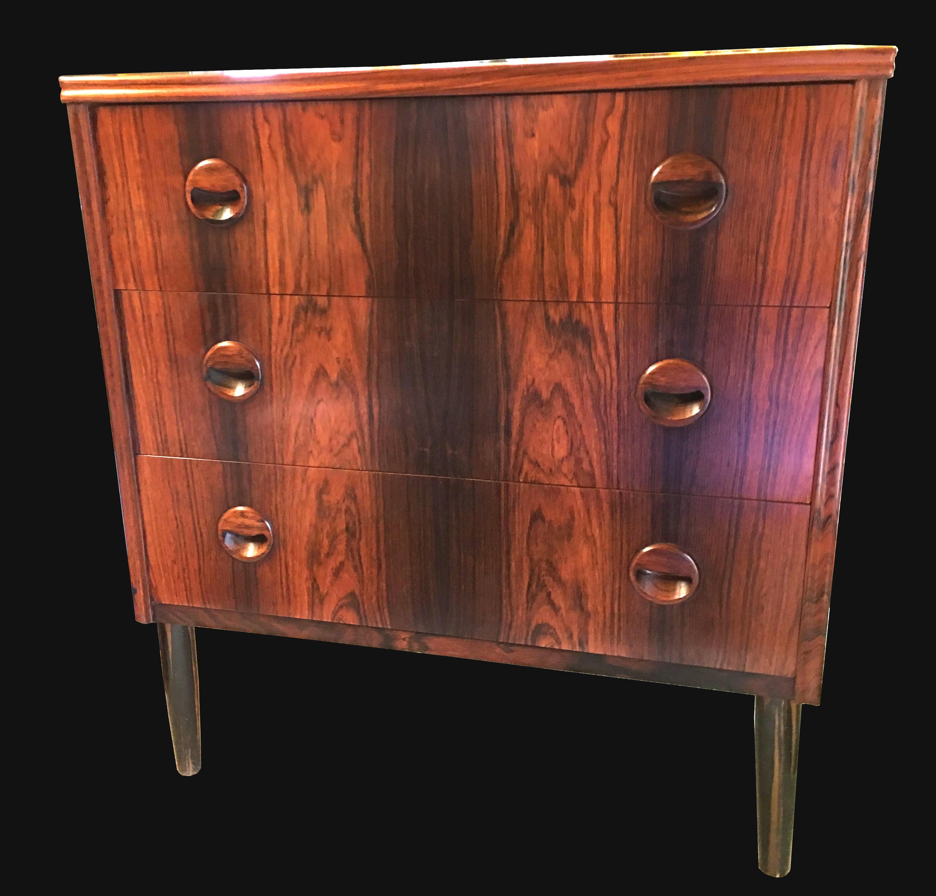 This very nice small three-drawer Danish chest is veneered in Santos Rosewood, scientific name Machaerium Scleroxylon, a species which does not require a CITES certificate for cross border sales.
This item is in very good condition.