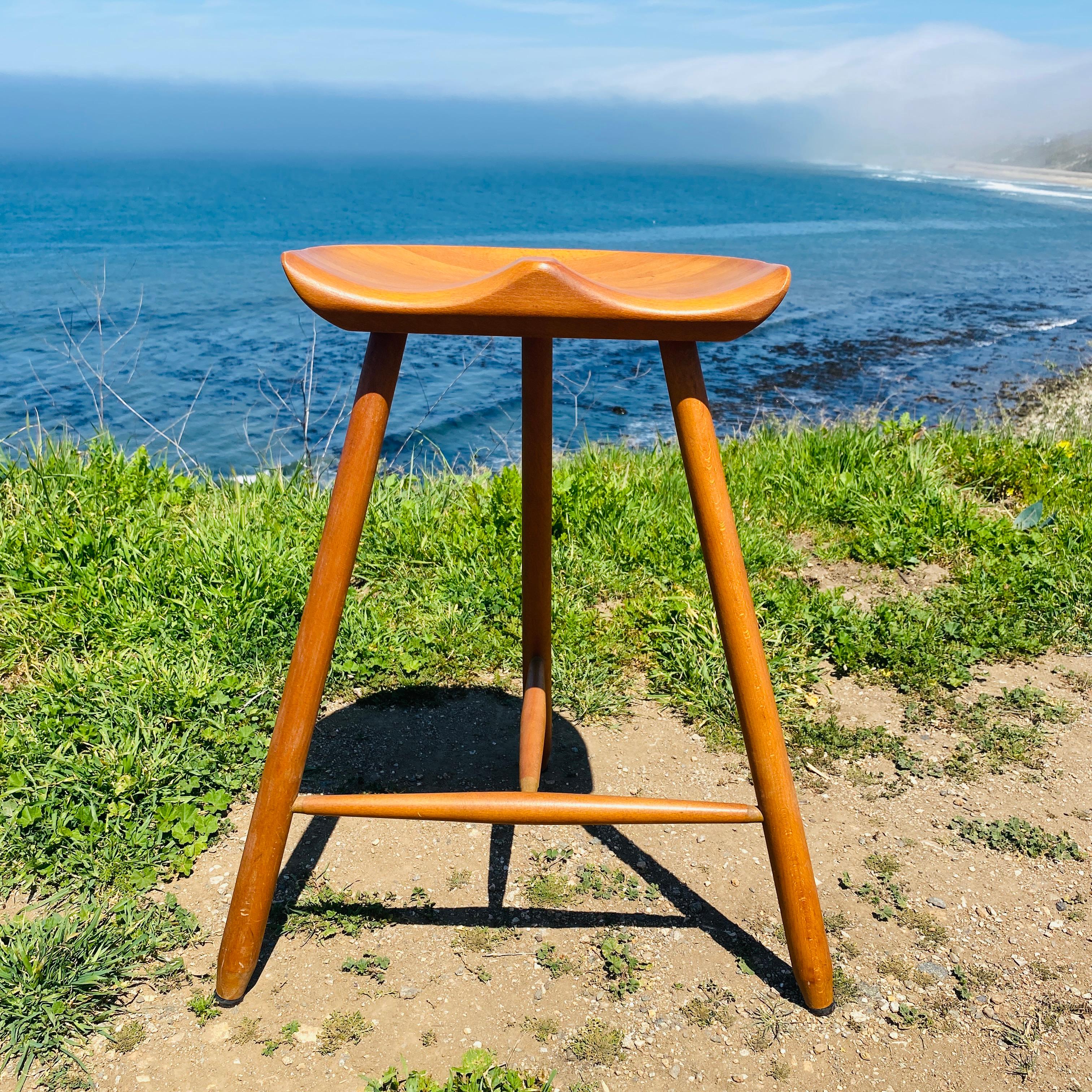 Mid-Century moderno Sgabello danese a 3 gambe in Wood 1960s in vendita