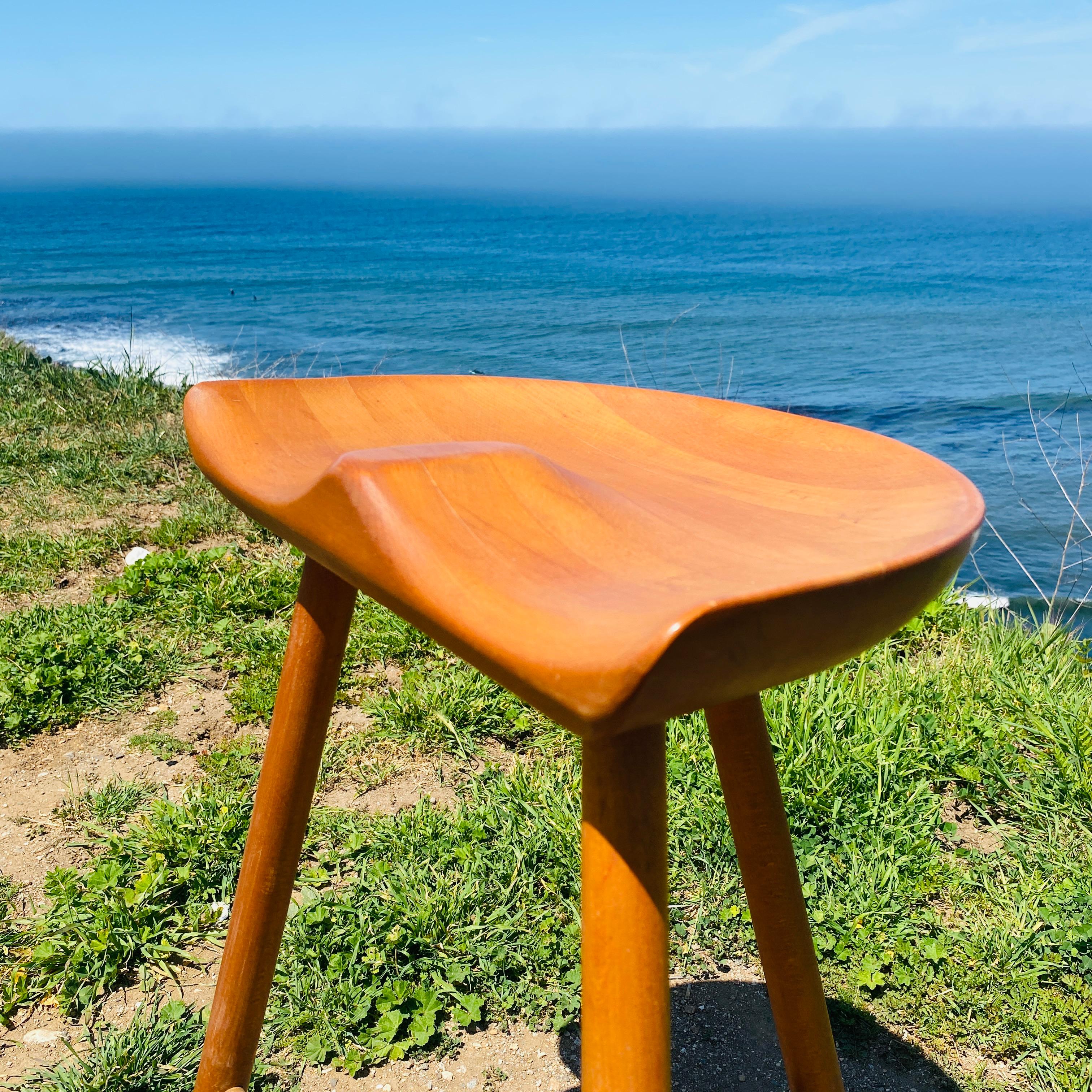 Sgabello danese a 3 gambe in Wood 1960s In condizioni buone in vendita a San Juan Capistrano, CA