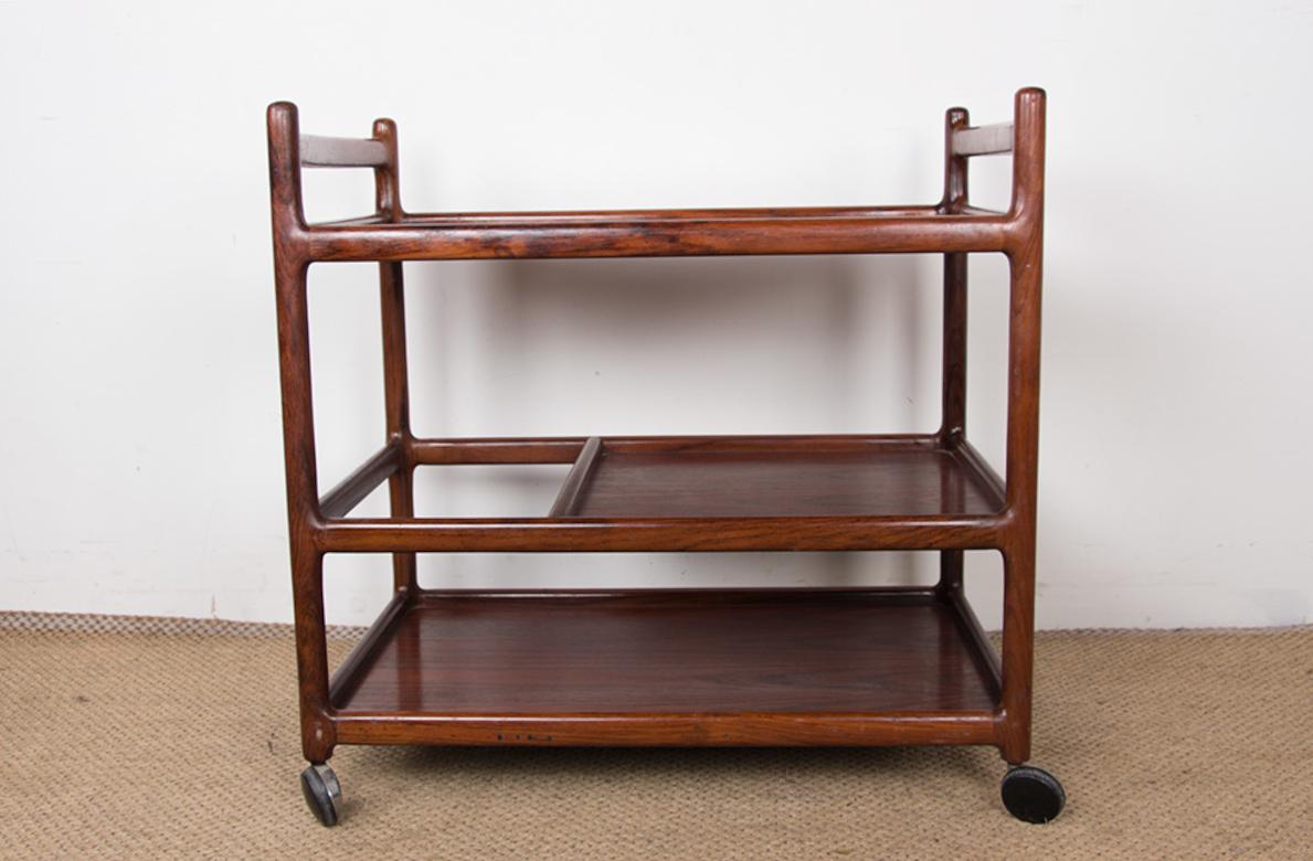 Superb Scandinavian rolling trolley, on 3 levels with a bottle storage space on the intermediate level. 
Rosewood and Formica tops. 
Refined design, very good manufacturing quality and very functional.
