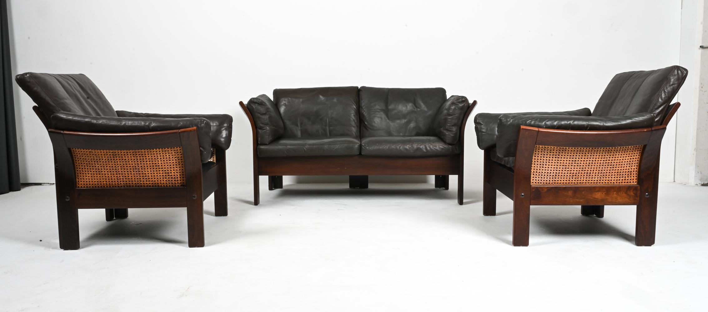 Élevez votre espace de vie avec ce magnifique ensemble de trois sièges de Vejen Polstermøbelfabrik, un fabricant danois célèbre pour son engagement envers l'artisanat et le design intemporel. Attribuée au célèbre designer Georg Thams, cette suite se