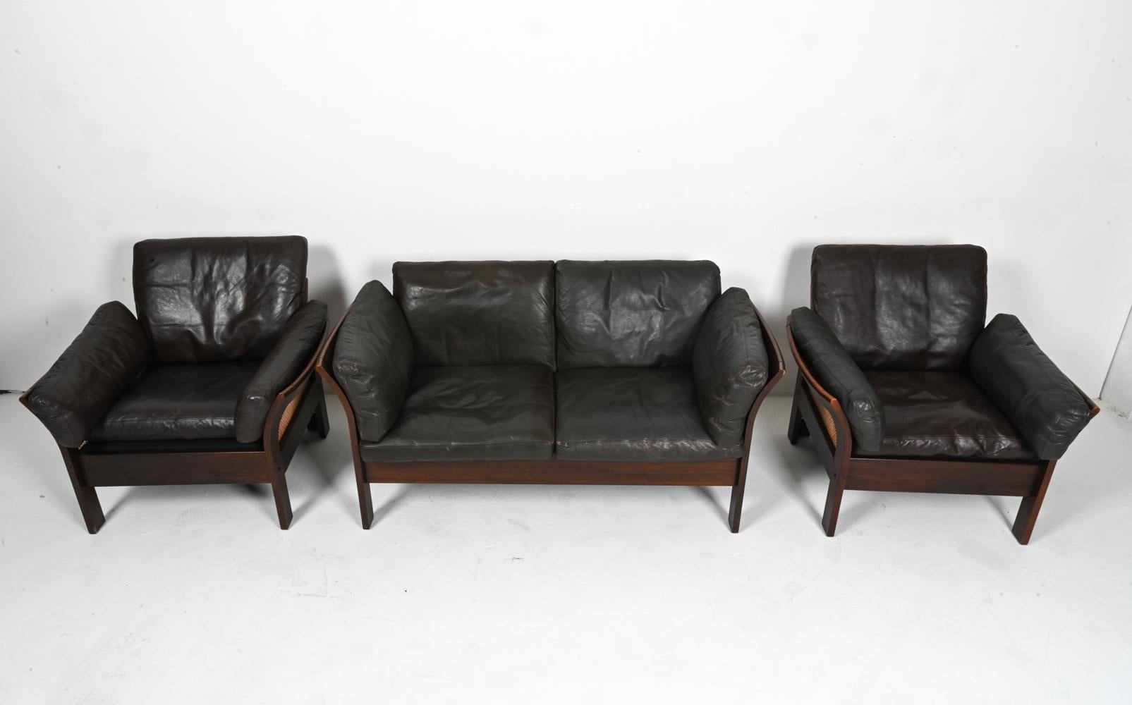 Suite de sièges danoises de 3 pièces en hêtre, canne et cuir, attribuée à Georg Thams Bon état - En vente à Norwalk, CT