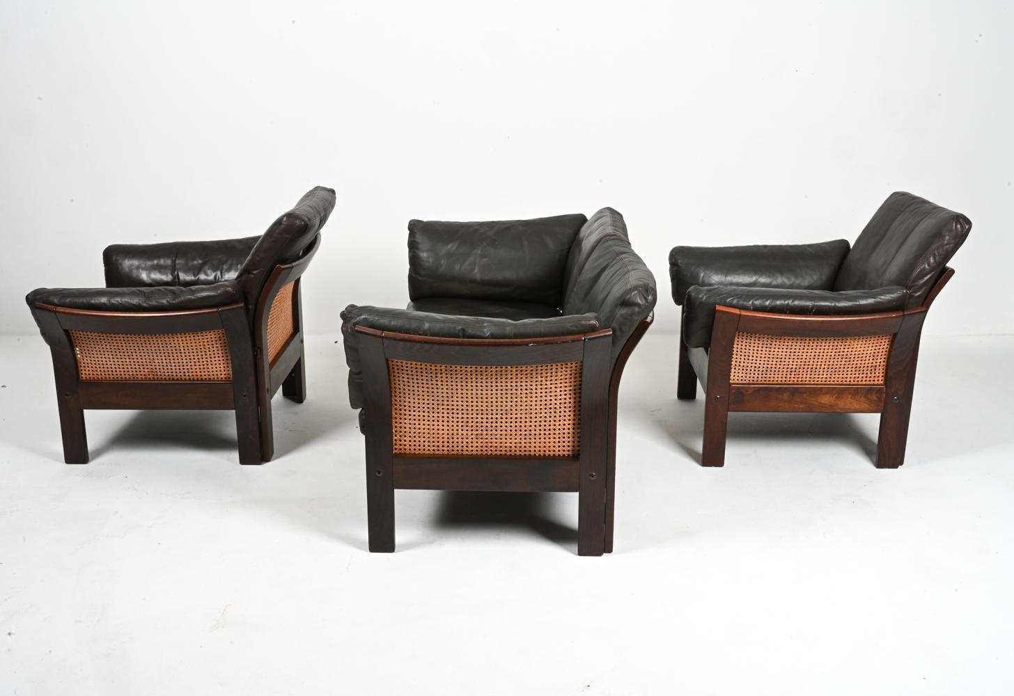 20ième siècle Suite de sièges danoises de 3 pièces en hêtre, canne et cuir, attribuée à Georg Thams en vente