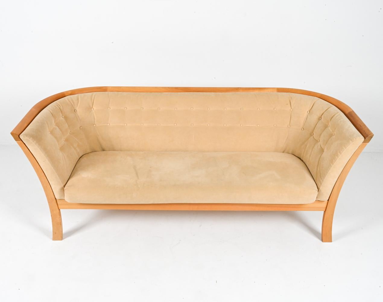 Progettato da Wojtek Depka Carstens (1945-2002) negli anni '80, questo capolavoro senza tempo incarna l'eleganza e la funzionalità che definiscono lo stile moderno di metà secolo. Realizzato con un bellissimo legno di faggio e modellato in una forma