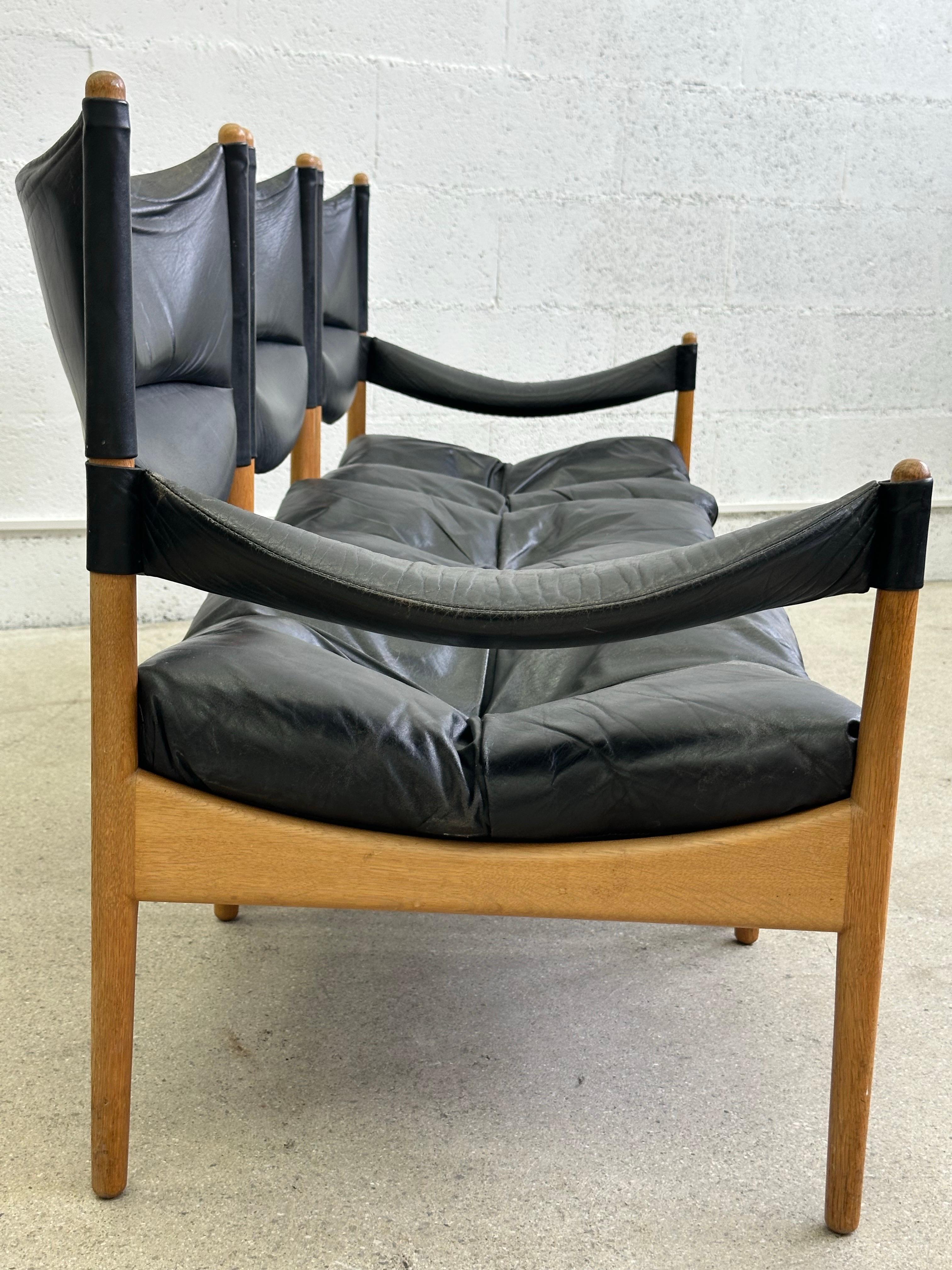 Canapé moderne danois à trois places Modus, conçu par Kristian Vedel pour Soren Willadsen. Dossier et accoudoirs en cuir paddés. Le cadre minimaliste en chêne présente une belle patine chaude. Cet ensemble de sièges modulaires est très polyvalent,