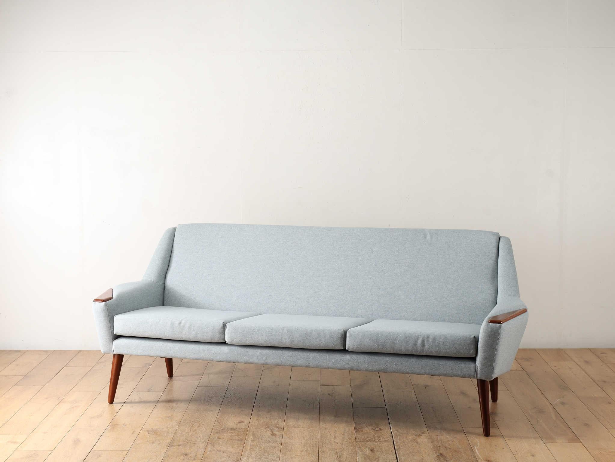 Divano danese vintage degli anni '60 circa. Si tratta di un design moderno con linee decise che si fanno notare. L'atmosfera sinuosa e morbida è accentuata dalle gambe e dai braccioli in Wood. Il design moderno si abbina bene a diversi tipi di