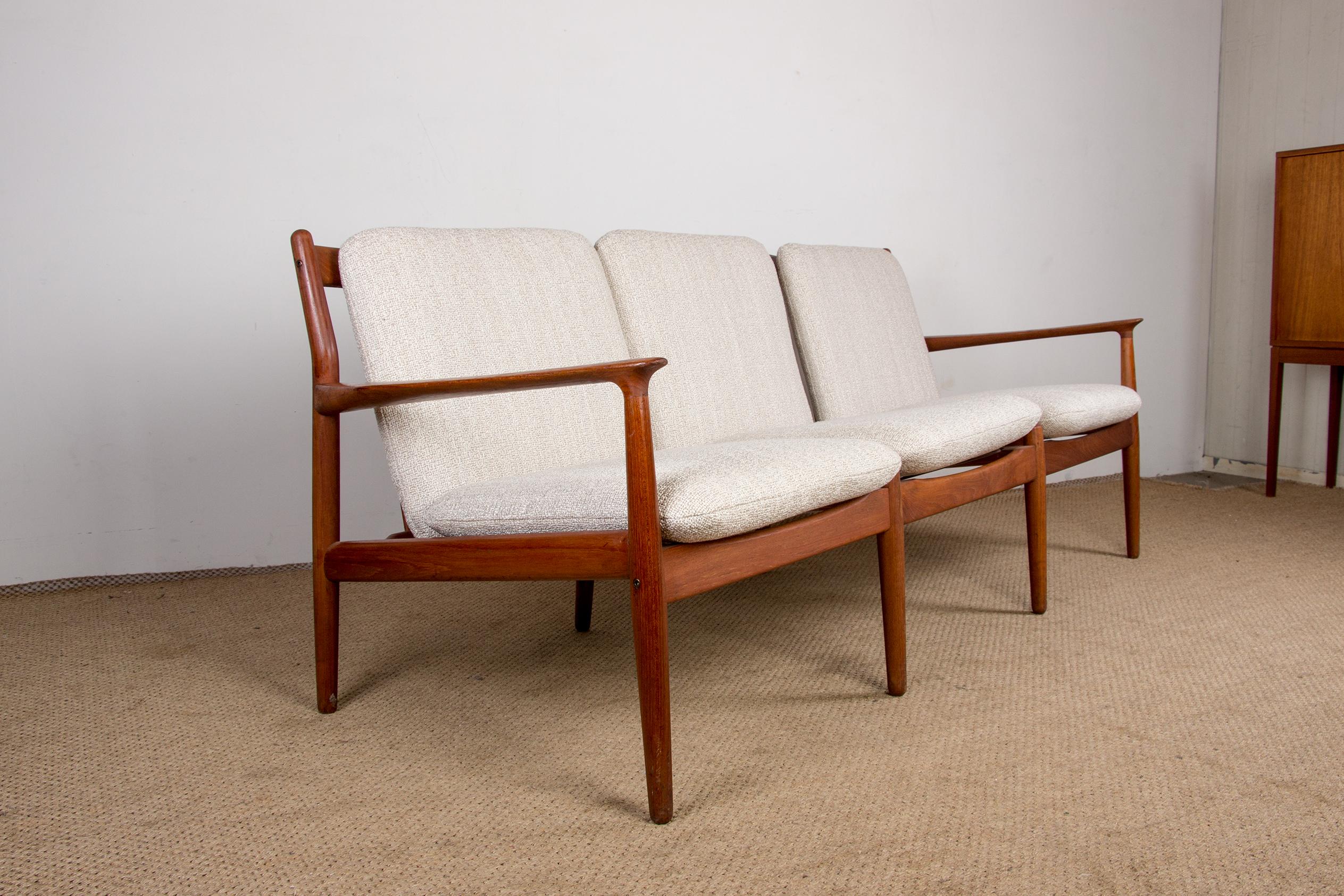 Danish 3-Seater Sofa in Teak and New Terry Fabric, Model GM5, by Svend Age Eriks For Sale 3