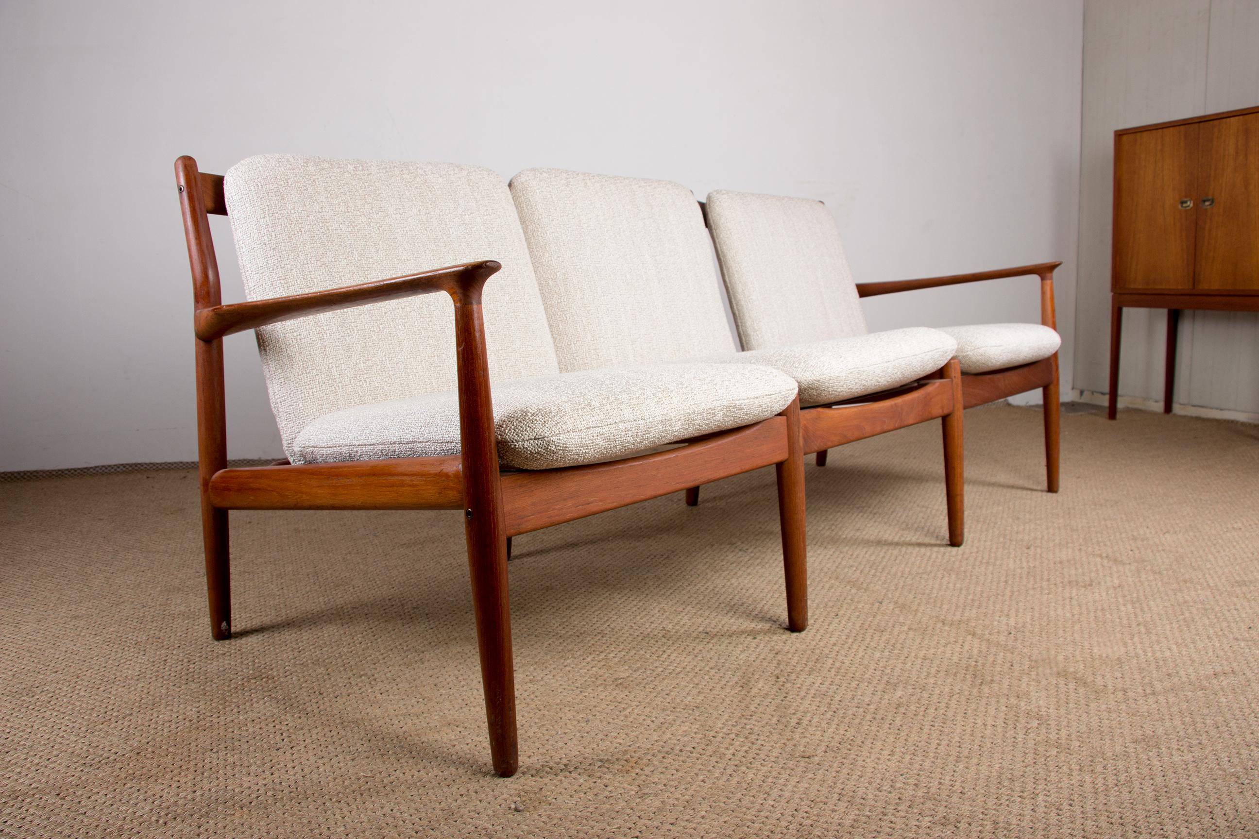 Danish 3-Seater Sofa in Teak and New Terry Fabric, Model GM5, by Svend Age Eriks For Sale 7