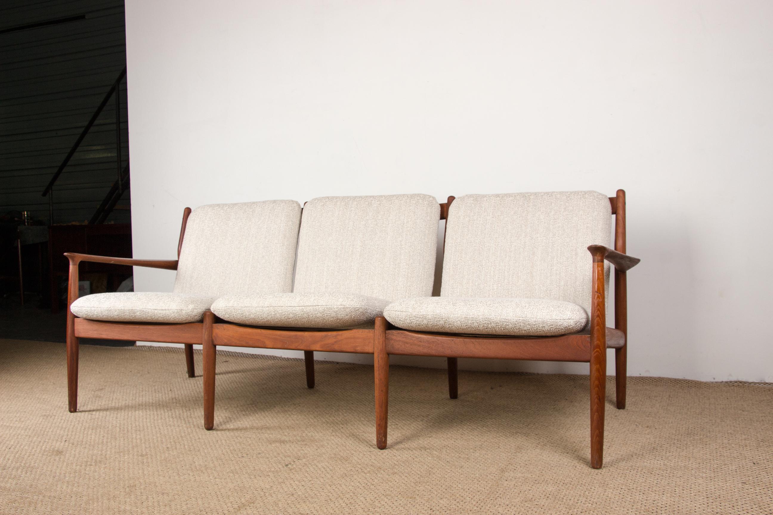 Scandinavian Modern Danish 3-Seater Sofa in Teak and New Terry Fabric, Model GM5, by Svend Age Eriks For Sale