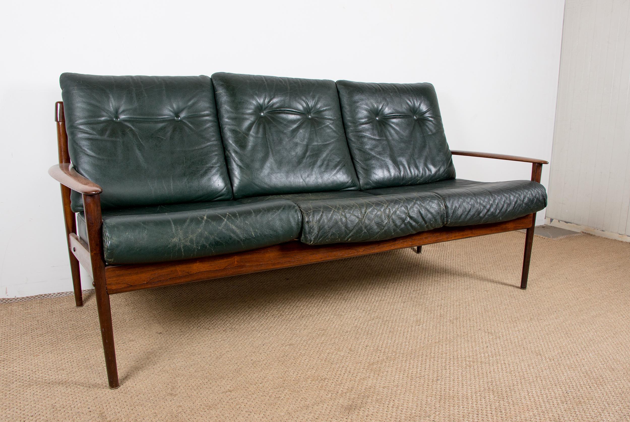 Superb Scandinavian sofa. Frame entirely in solid Rosewood, seat structure in redone rubber tape. Very elegant design, very good manufacturing quality. The seat and back cushions can be redone in the fabric or leather of your choice.