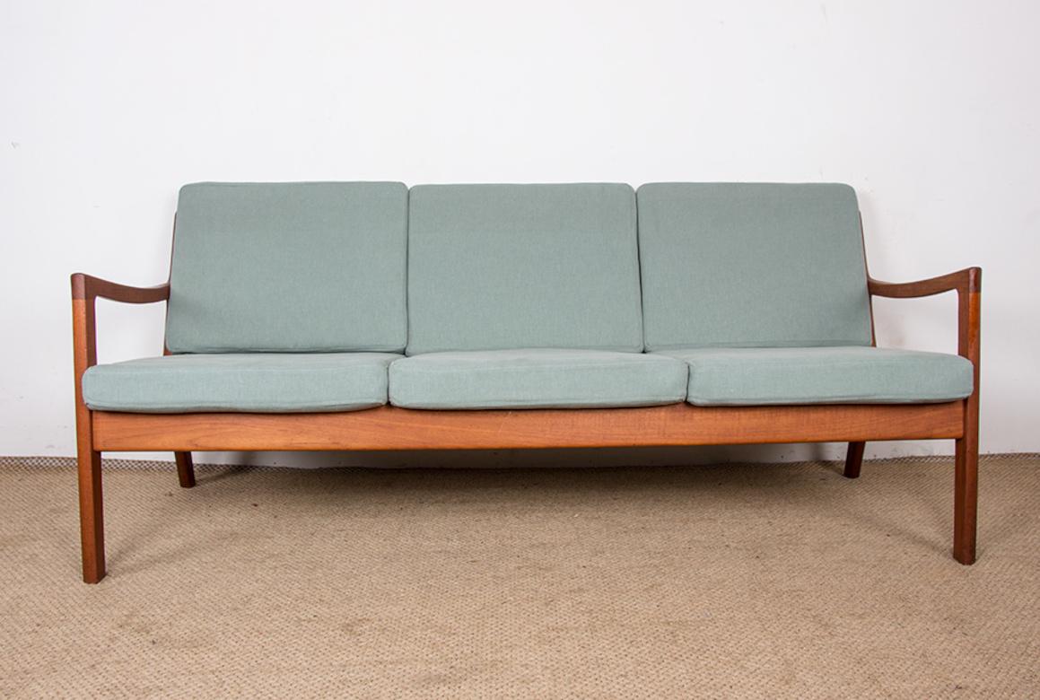 Superbo divano scandinavo. 
La struttura è in Teak massiccio, le sedute e i cuscini sono stati rifatti in tessuto di alta gamma. 
Un comfort davvero eccezionale. Design sobrio ed elegante. 
Ottima qualità di produzione. 
I mobili sono elencati sul