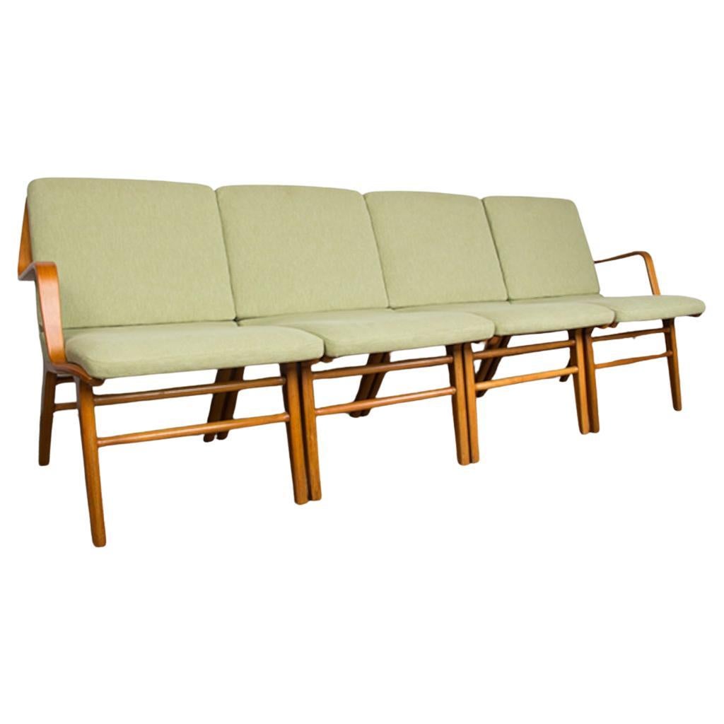 Divano danese a 4 posti, in faggio laminato e mogano modello AX di Peter Hvidt 1960.