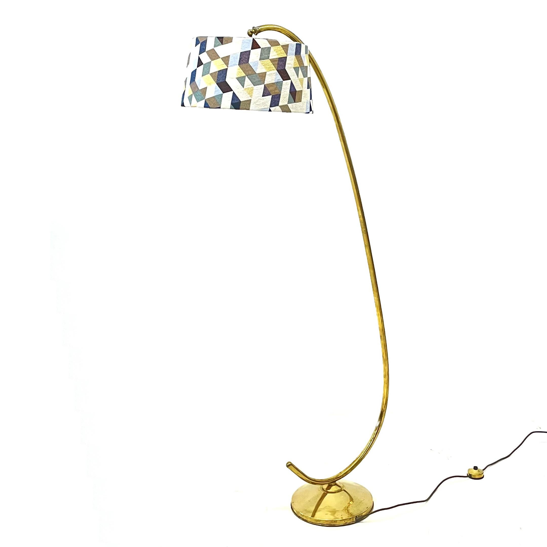 Schöne dänische Stehlampe.
Schirm aus geometrischem Stoff
