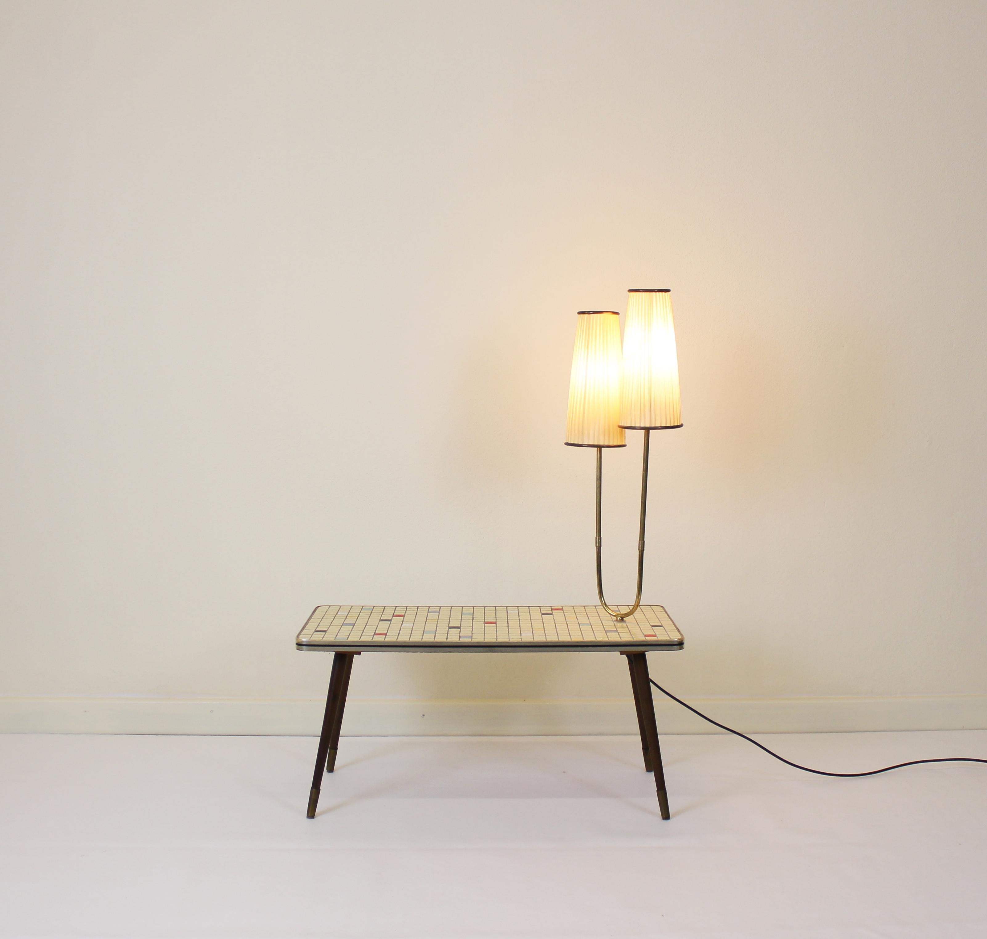 50er Jahre Stehlampe und Tisch.
Schöner gemütlicher Farbton
funktionell