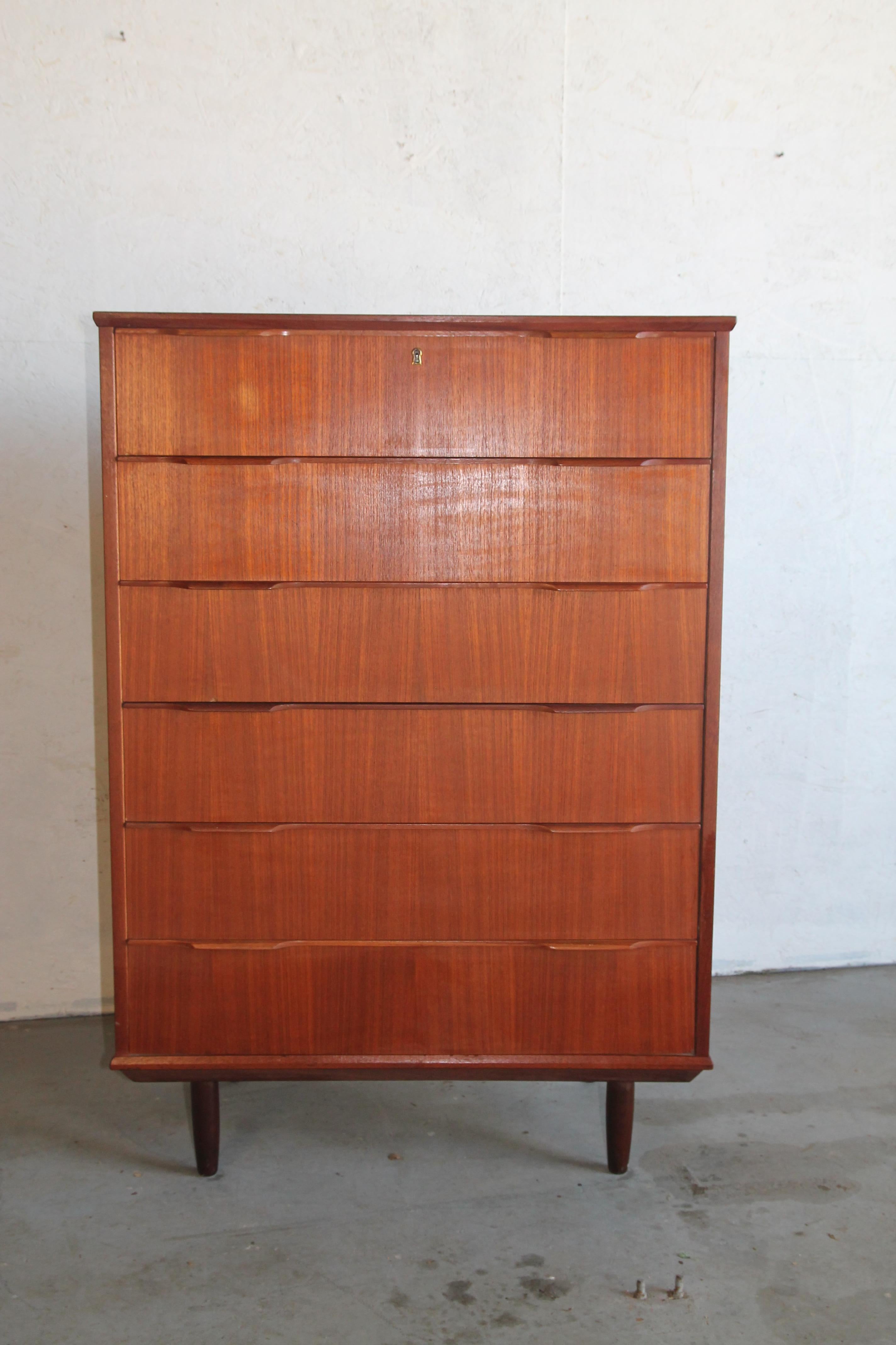 Nice Danish Teak Dresser with 6 draws. Desk is in nice vintage shape. There is one small ding on the top front and is noted in one of the photos. This dresser is nicely made and shows very well.