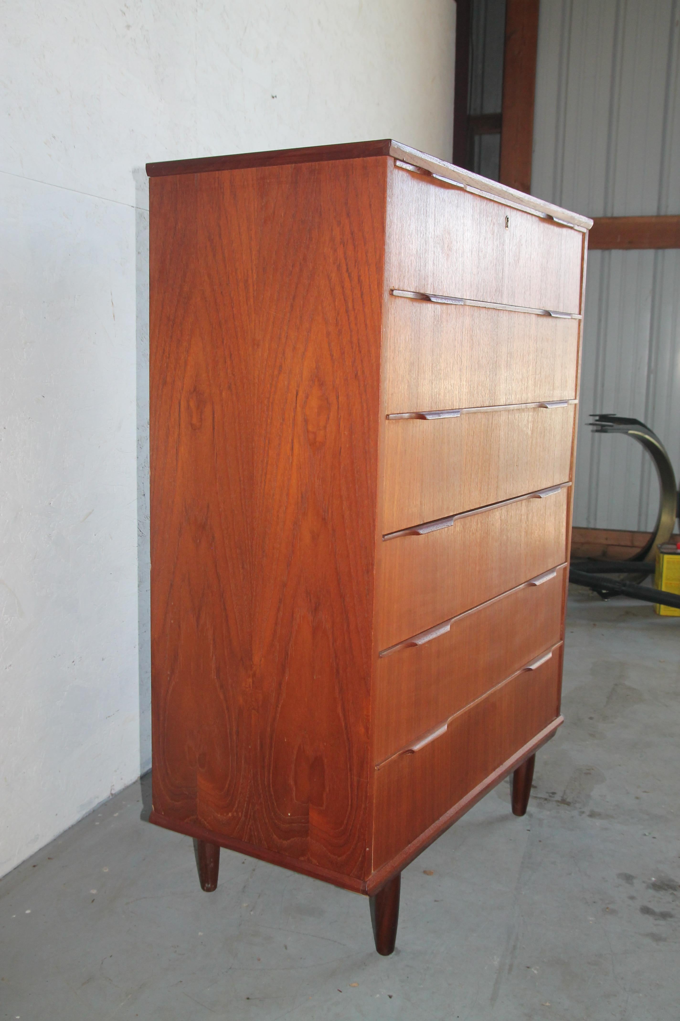 Danish 6 Draws Dresser In Good Condition For Sale In Asbury Park, NJ