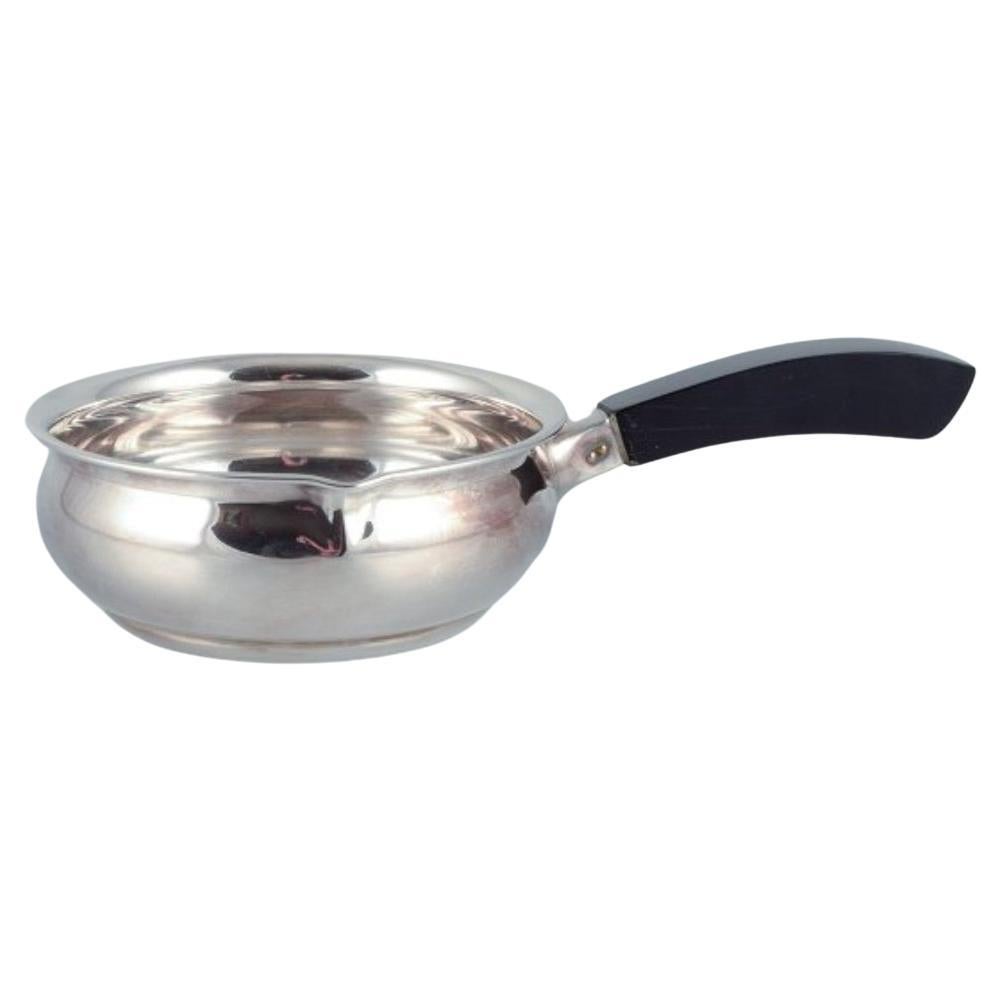 saucepan danois 830 en argent avec une poignée en bois.