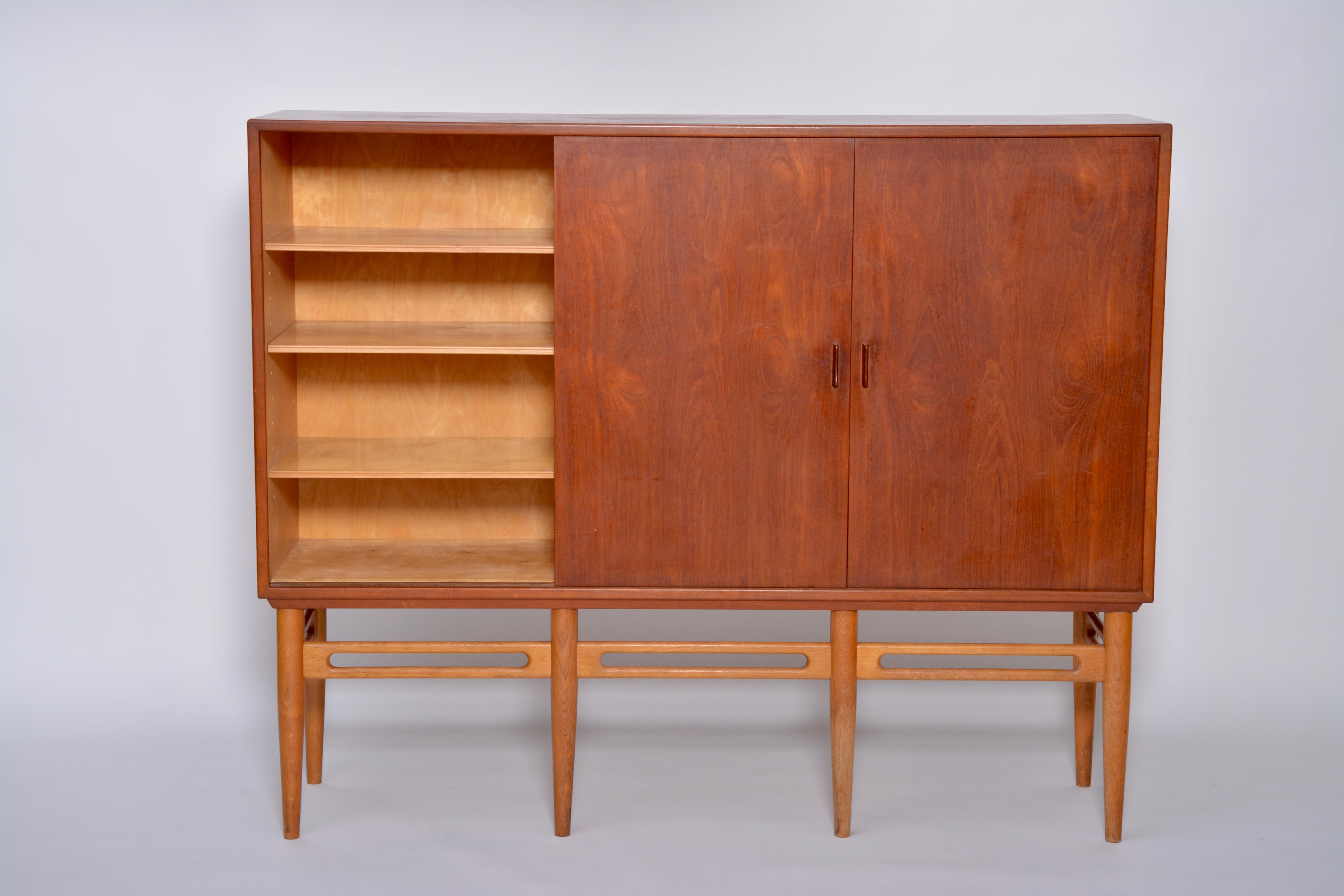 Danish Mid-Century Modern Teak cabinet by Illum Wikkelsø for Soren Willadsen In Good Condition For Sale In Berlin, DE