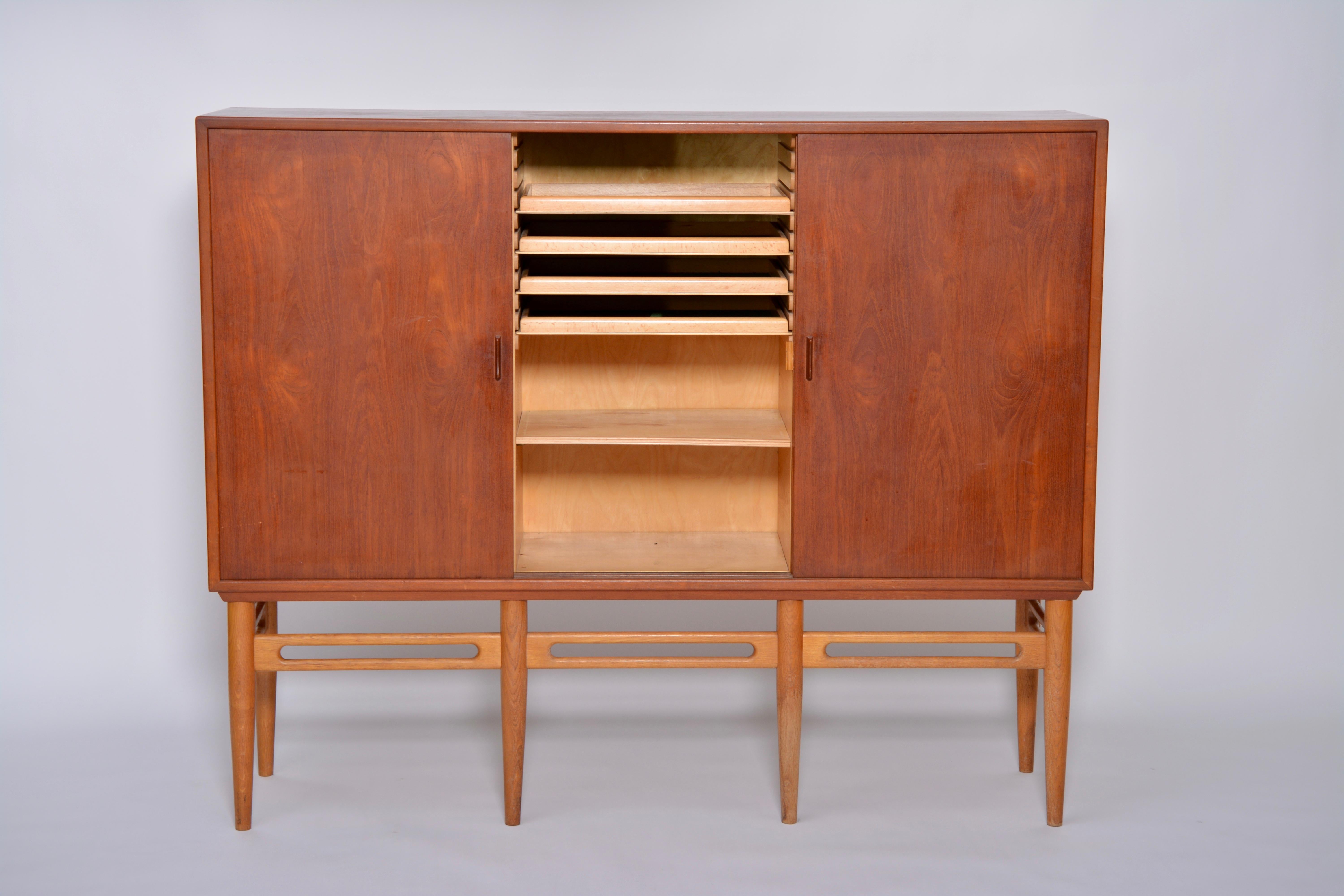 20th Century Danish Mid-Century Modern Teak cabinet by Illum Wikkelsø for Soren Willadsen For Sale