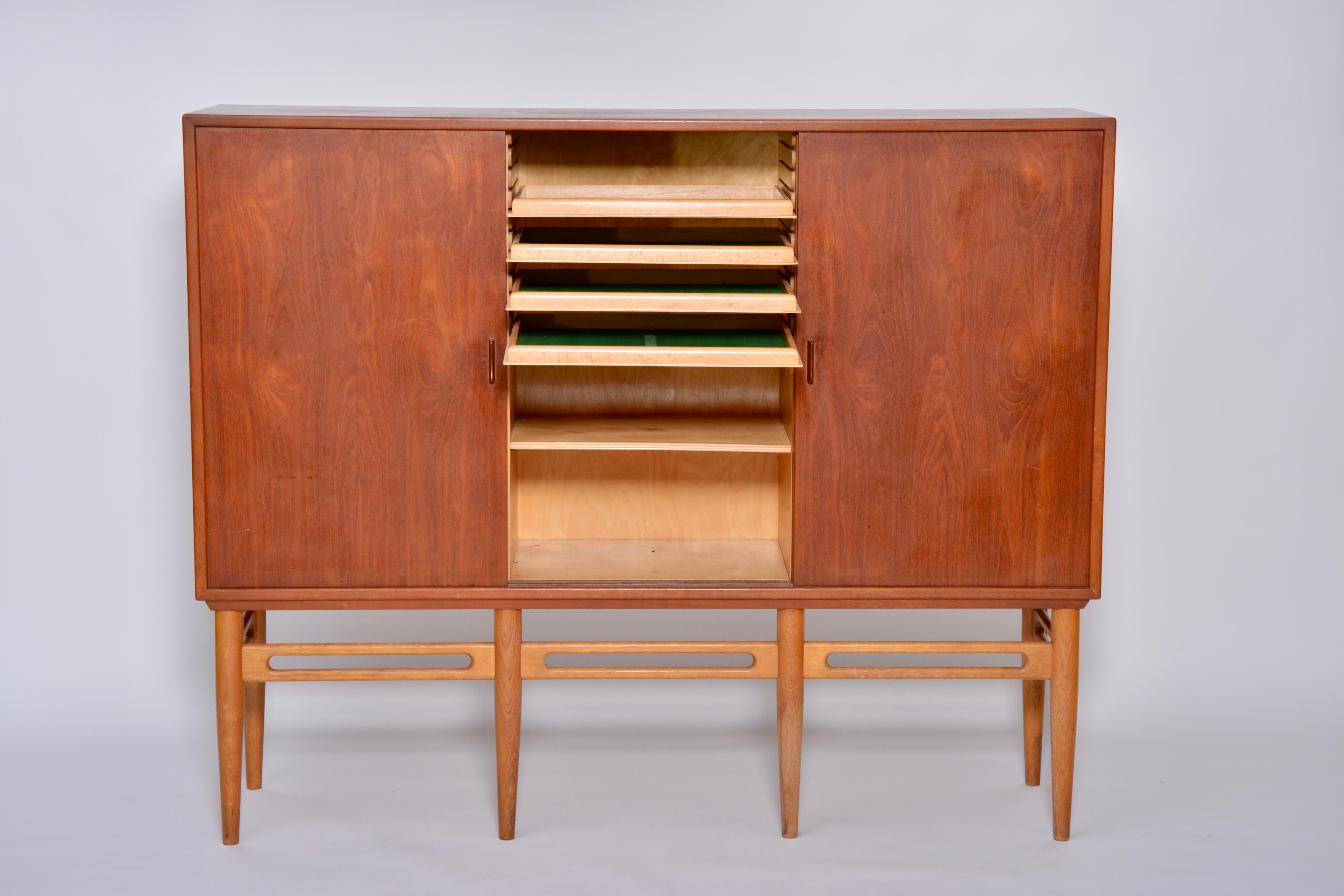 Oak Danish Mid-Century Modern Teak cabinet by Illum Wikkelsø for Soren Willadsen For Sale