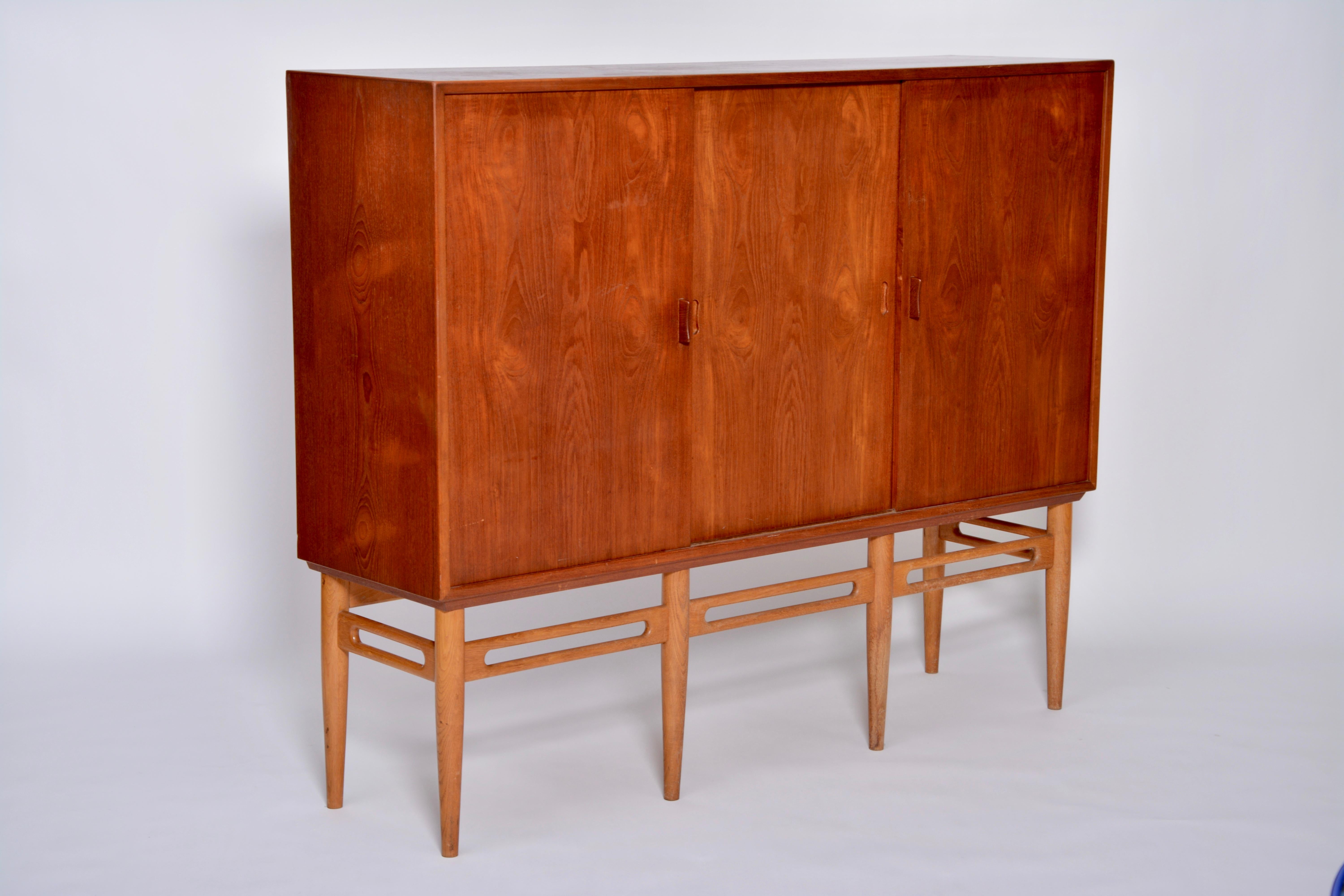 Danish Mid-Century Modern Teak cabinet by Illum Wikkelsø for Soren Willadsen For Sale 2