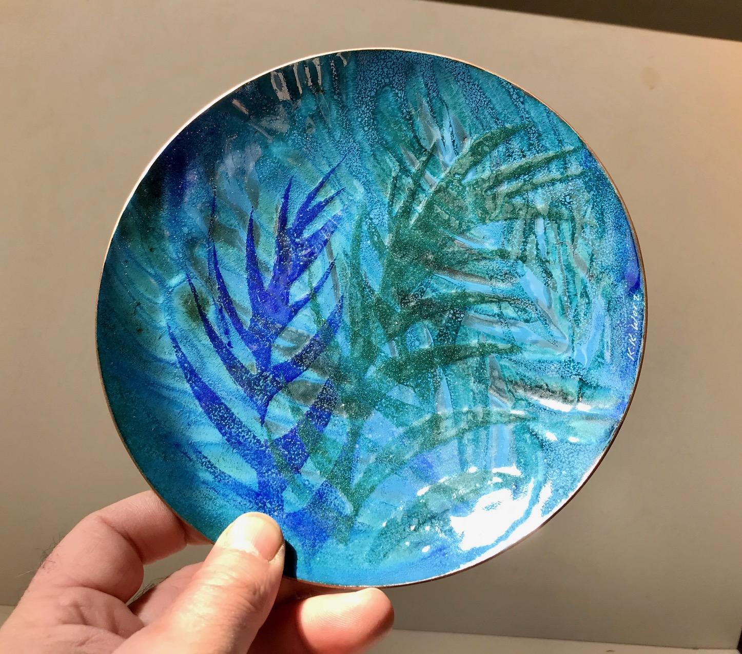 Decorative art dish in copper with applied enamel. Abstract slightly raised leaf-like motifs. It is signed K. K. Worz and dates from the early 1970s.