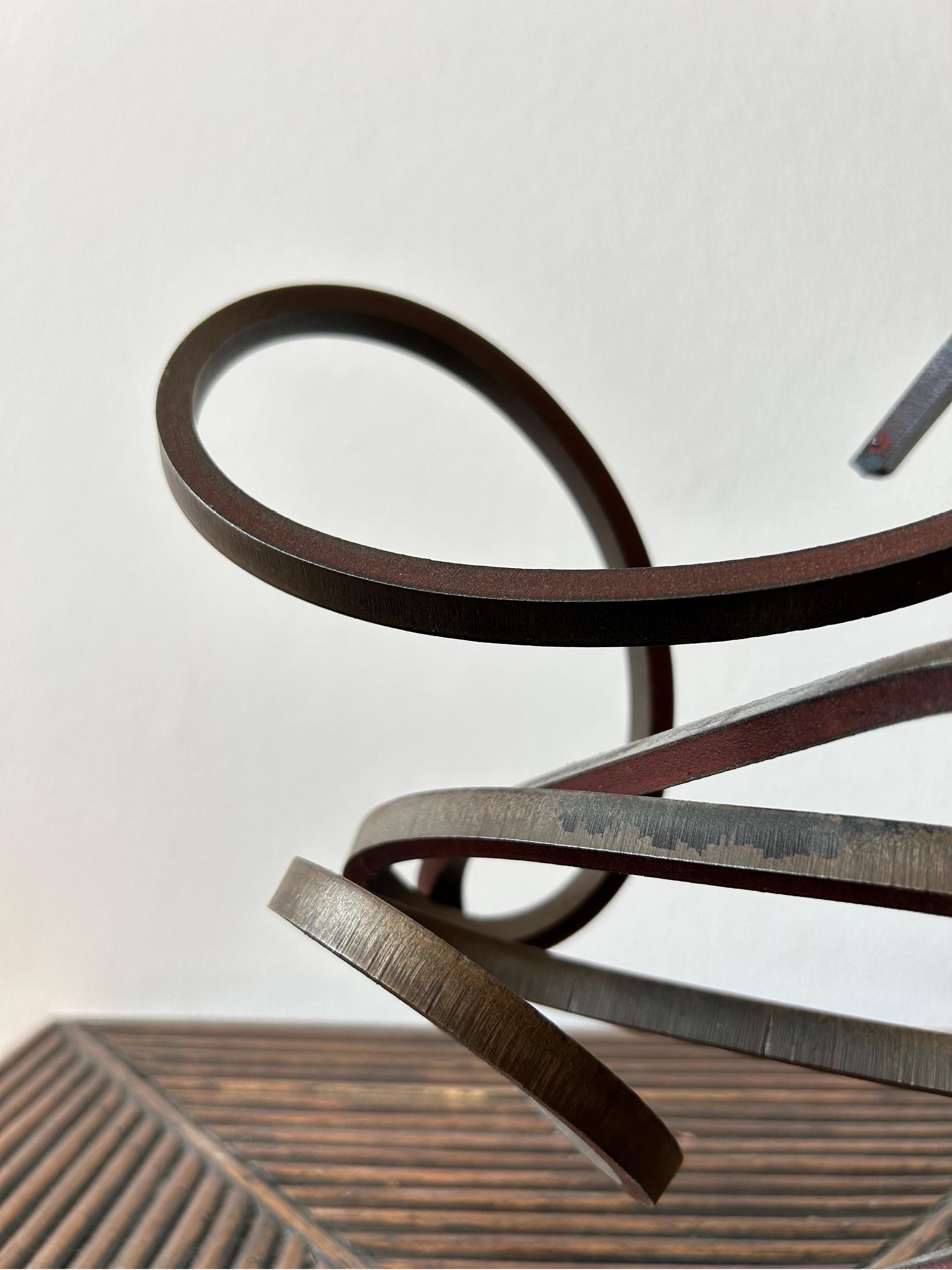 Seltene abstrakte Stahlskulptur, die in den 1960er Jahren in Dänemark von einem unbekannten dänischen Künstler geschaffen wurde.
Die Skulptur ist aus Gusseisen gefertigt und hat im Laufe der Jahre eine schöne Patina bekommen.

Die Skulptur hat