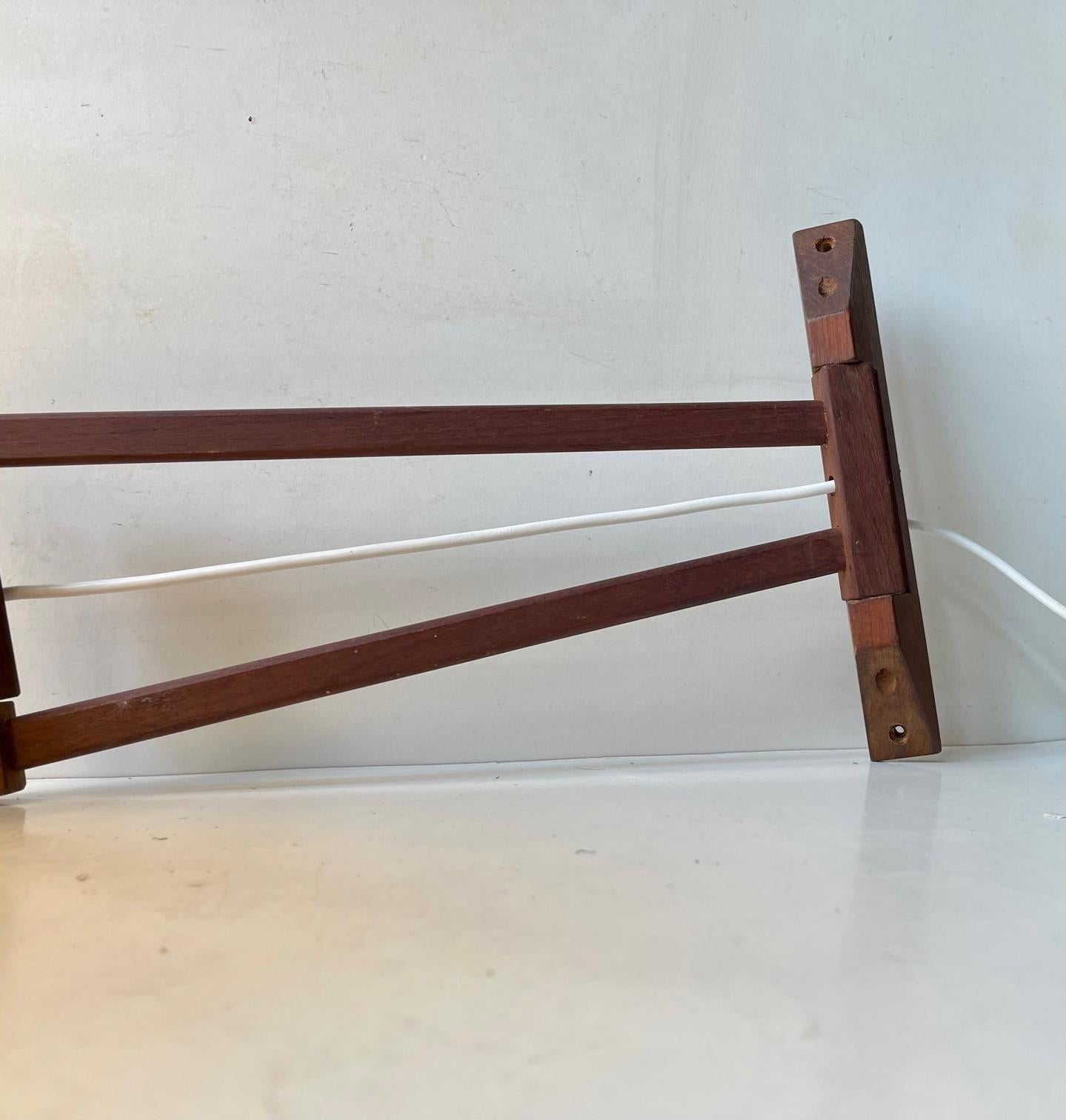 Danish Adjustable Accordion Wall Lamp in Teak, 1970s In Good Condition In Esbjerg, DK