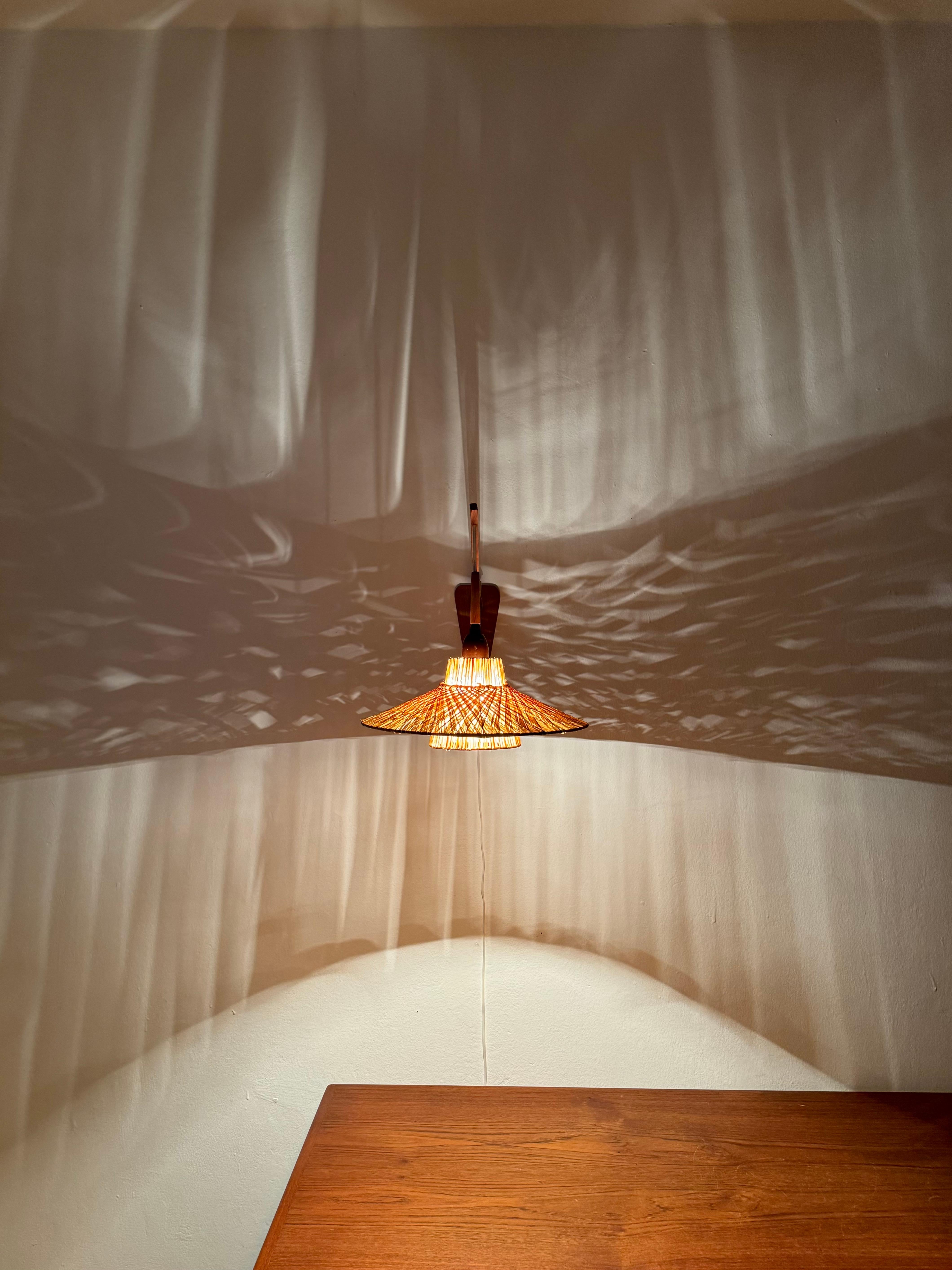 Lampada da parete regolabile danese in teak e rafia Bast in vendita 3