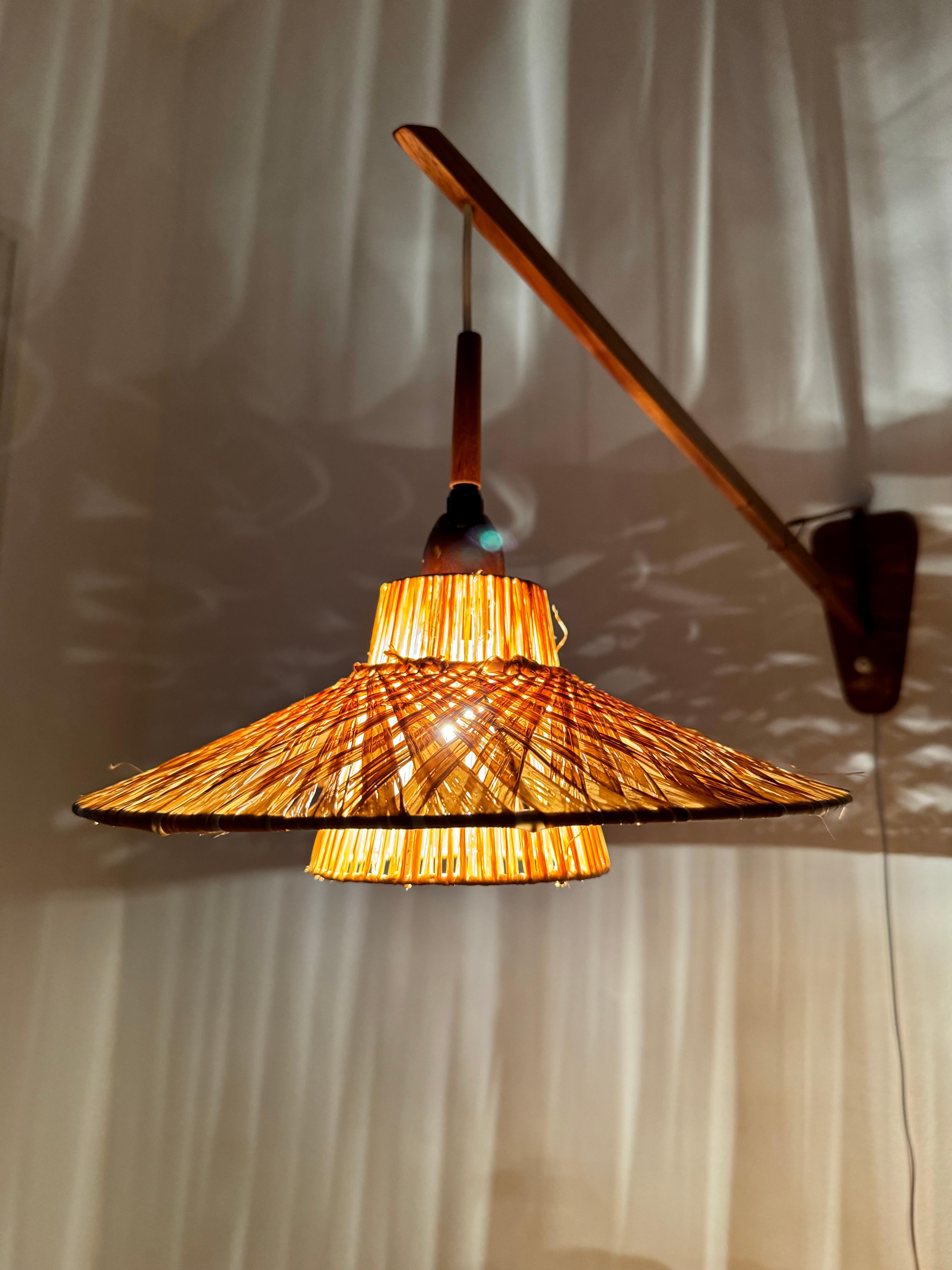 Lampada da parete regolabile danese in teak e rafia Bast in vendita 4