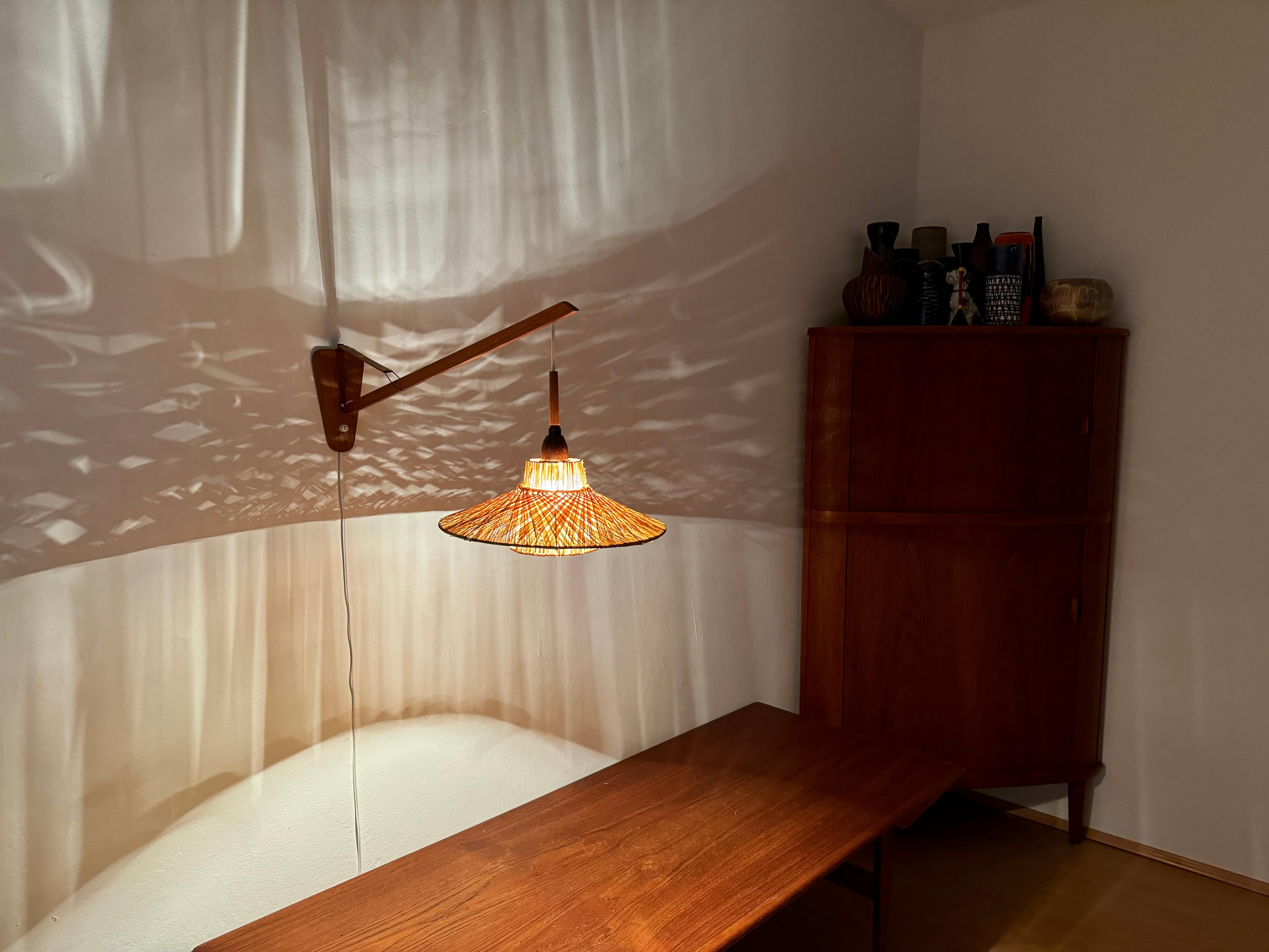 Lampada da parete regolabile danese in teak e rafia Bast in vendita 5