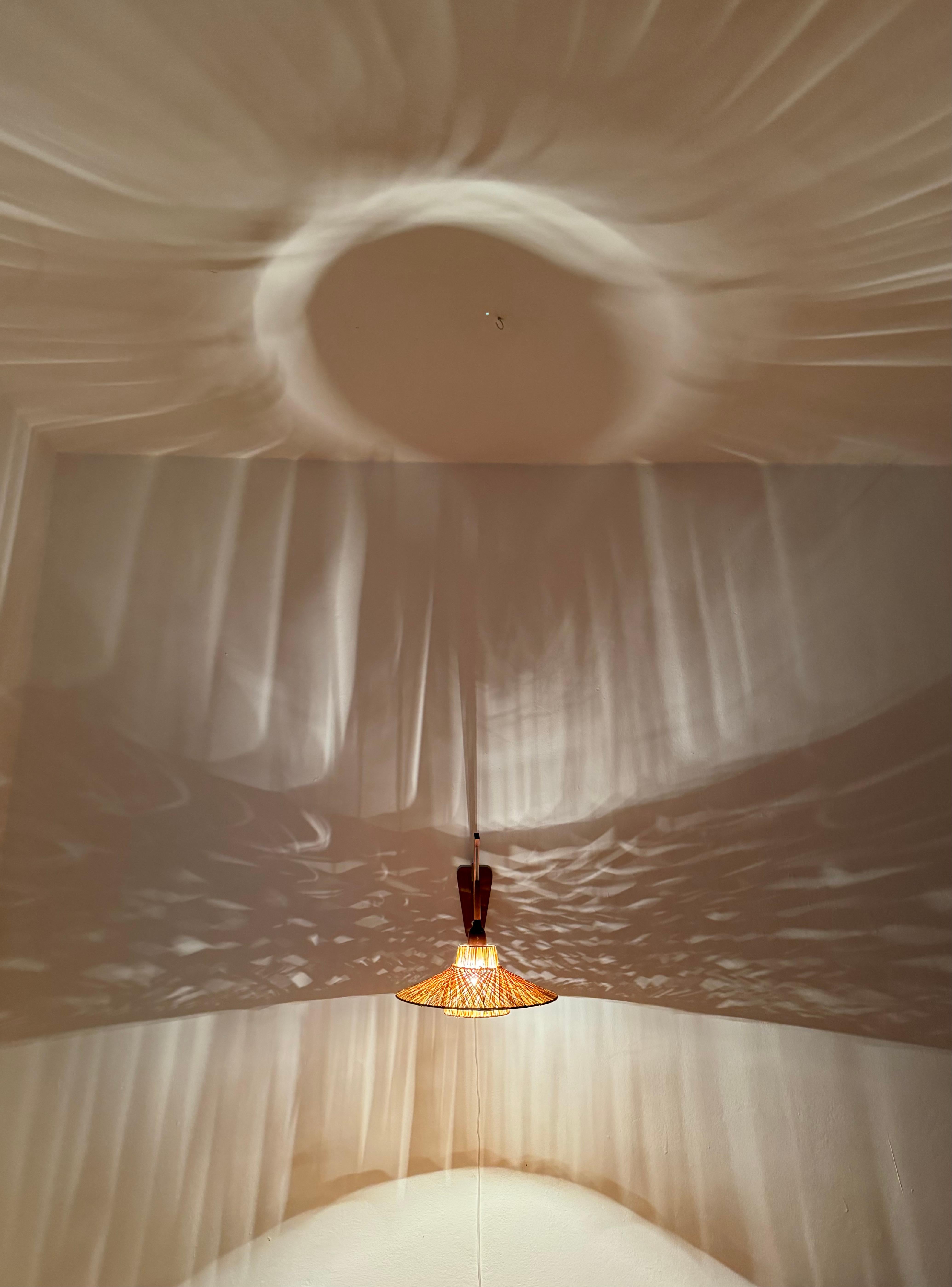 Lampada da parete regolabile danese in teak e rafia Bast in vendita 6