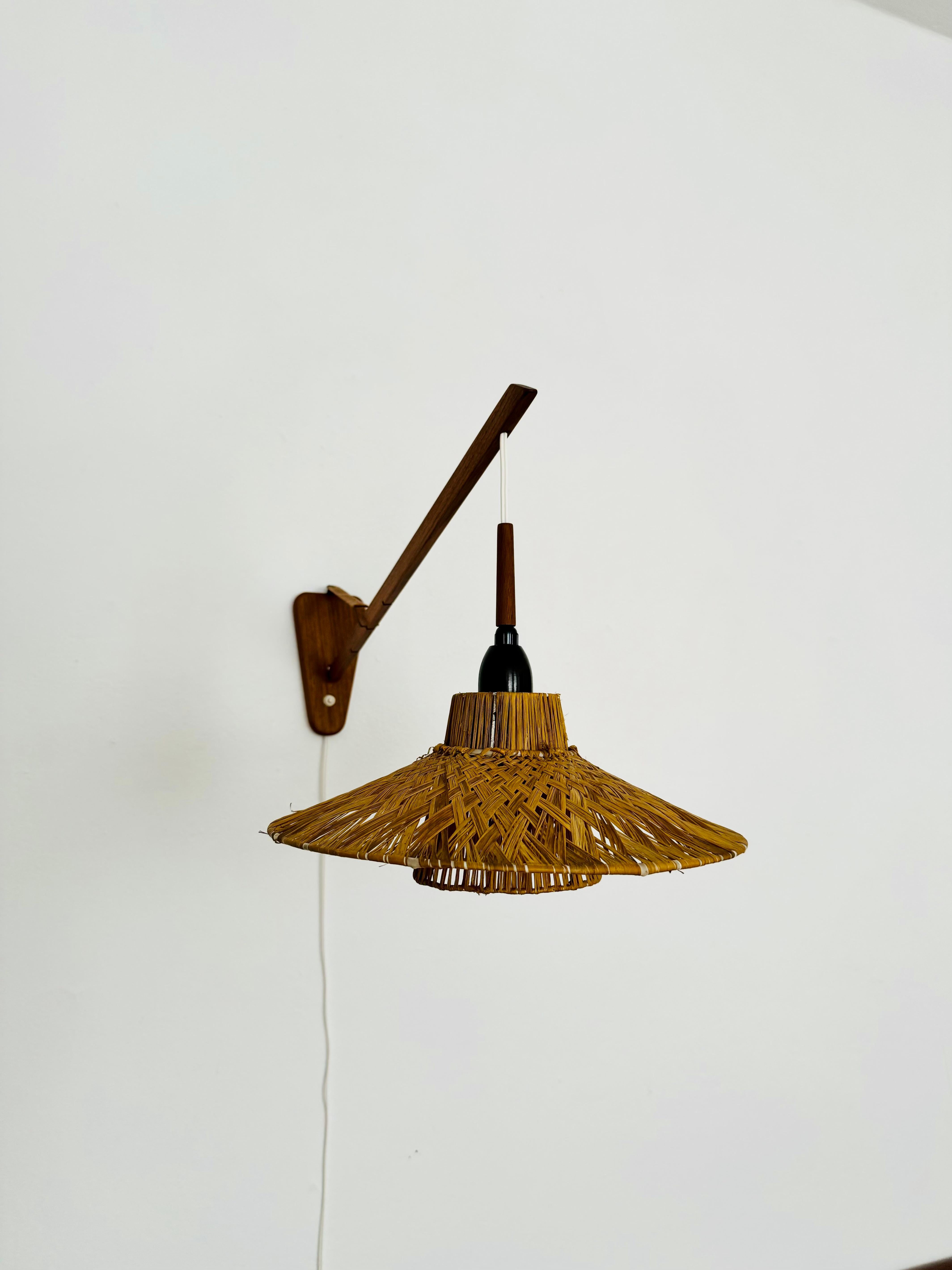 Splendida lampada da parete danese in teak degli anni '60.
Un design fantastico e insolito con un aspetto incredibilmente elegante.
Bellissimo braccio in teak regolabile in tre fasi.
Il paralume crea un'atmosfera molto