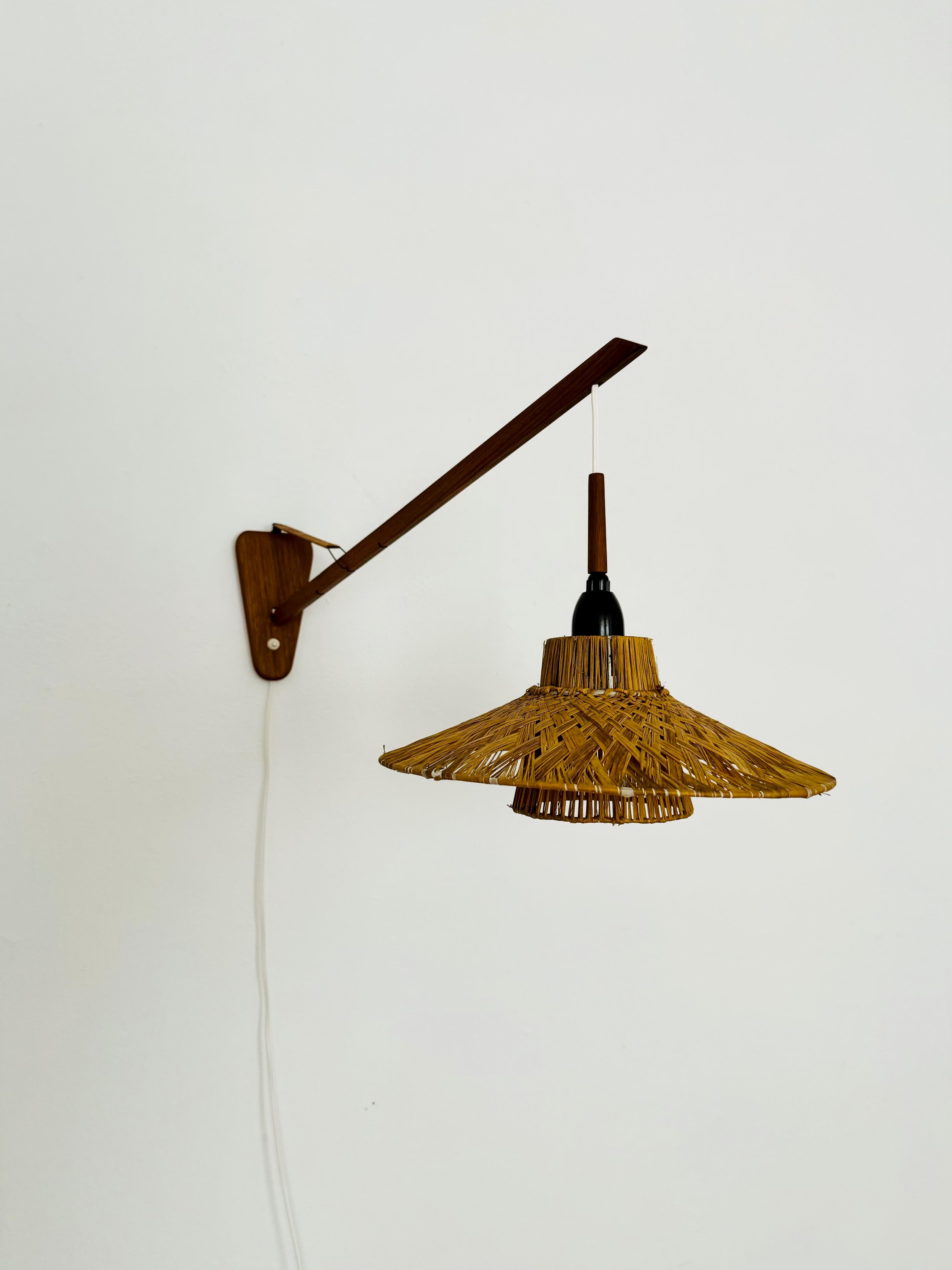 Scandinavo moderno Lampada da parete regolabile danese in teak e rafia Bast in vendita