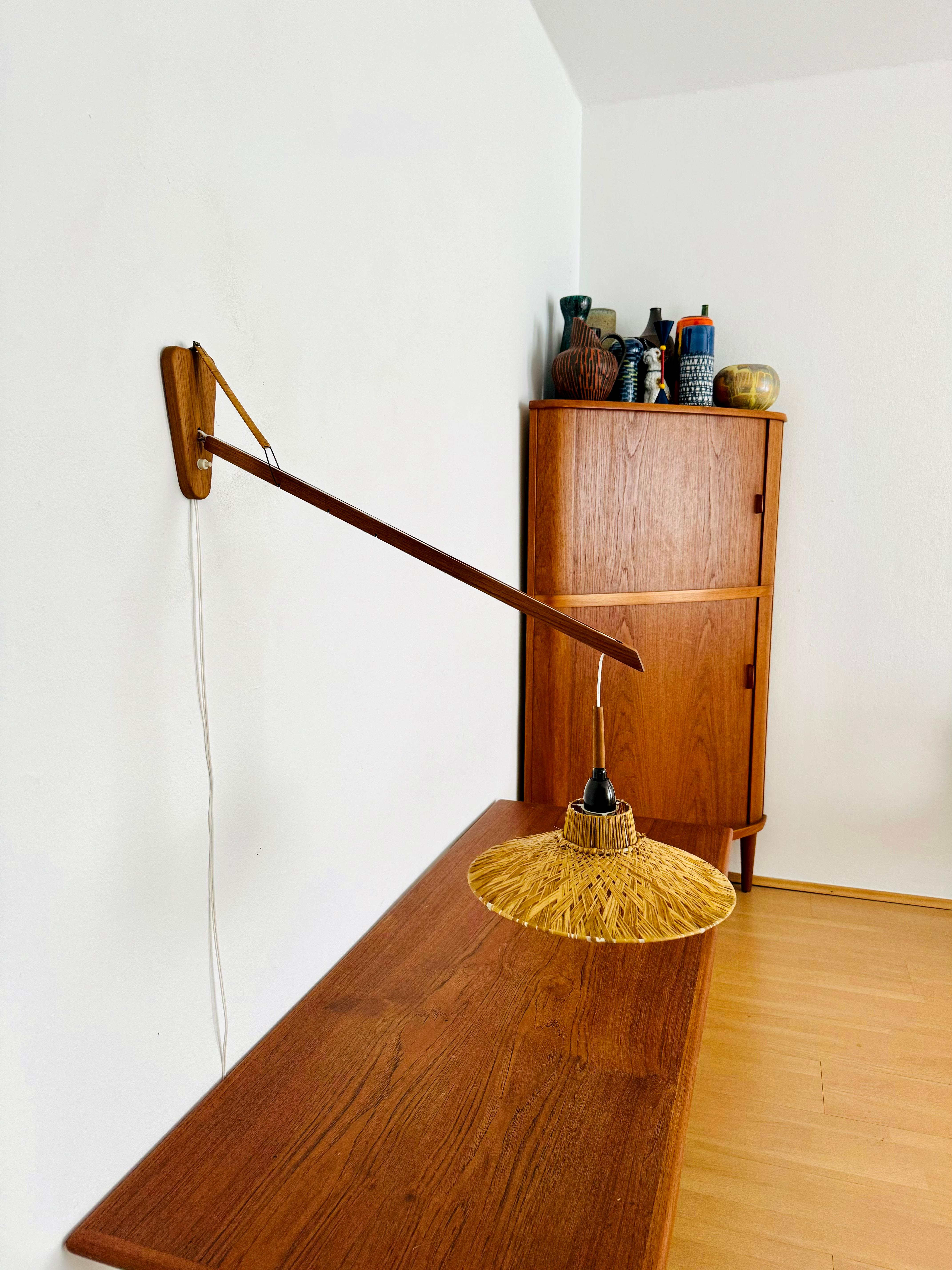 Lampada da parete regolabile danese in teak e rafia Bast In condizioni buone in vendita a München, DE