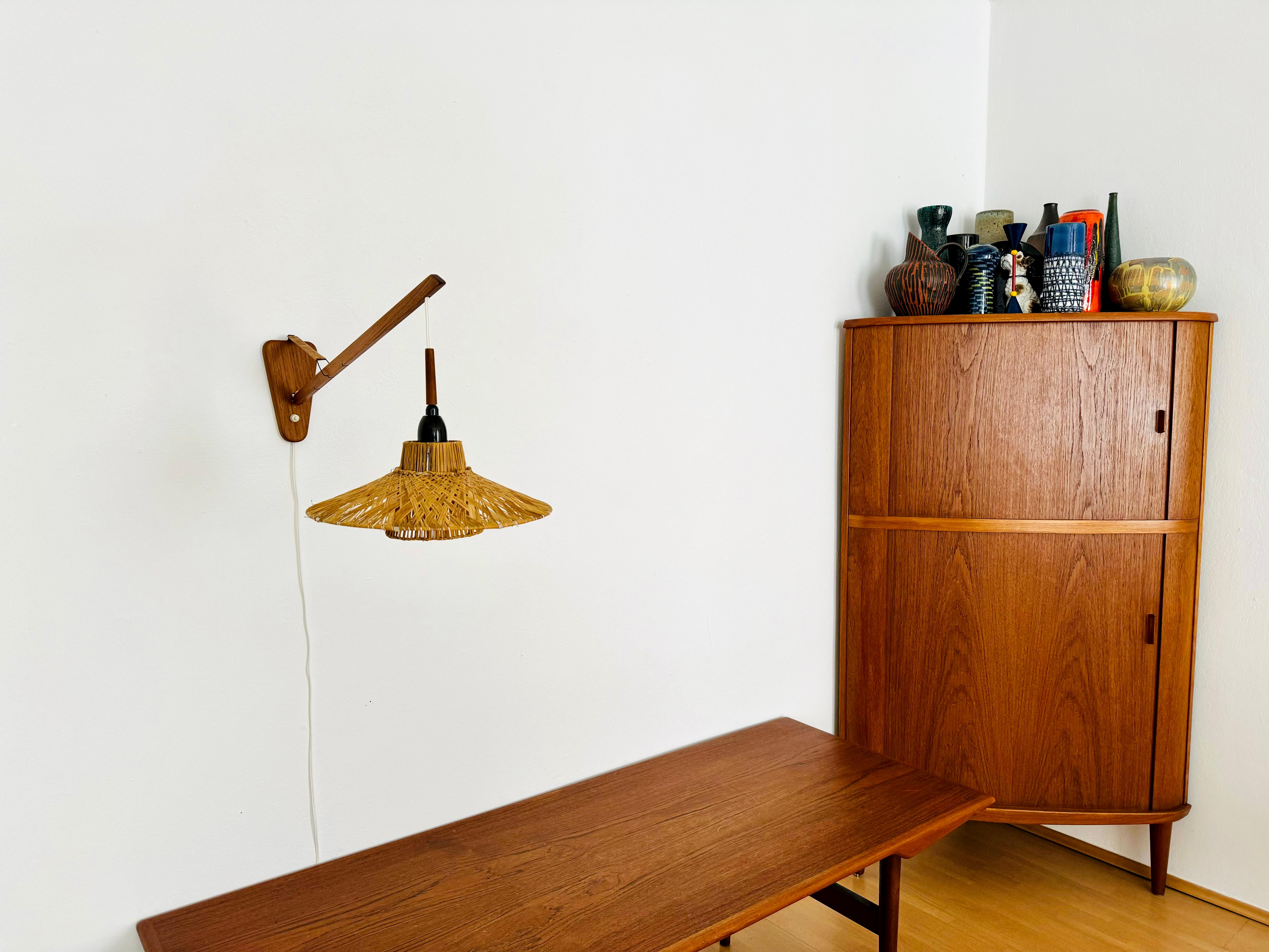 Teak Lampada da parete regolabile danese in teak e rafia Bast in vendita
