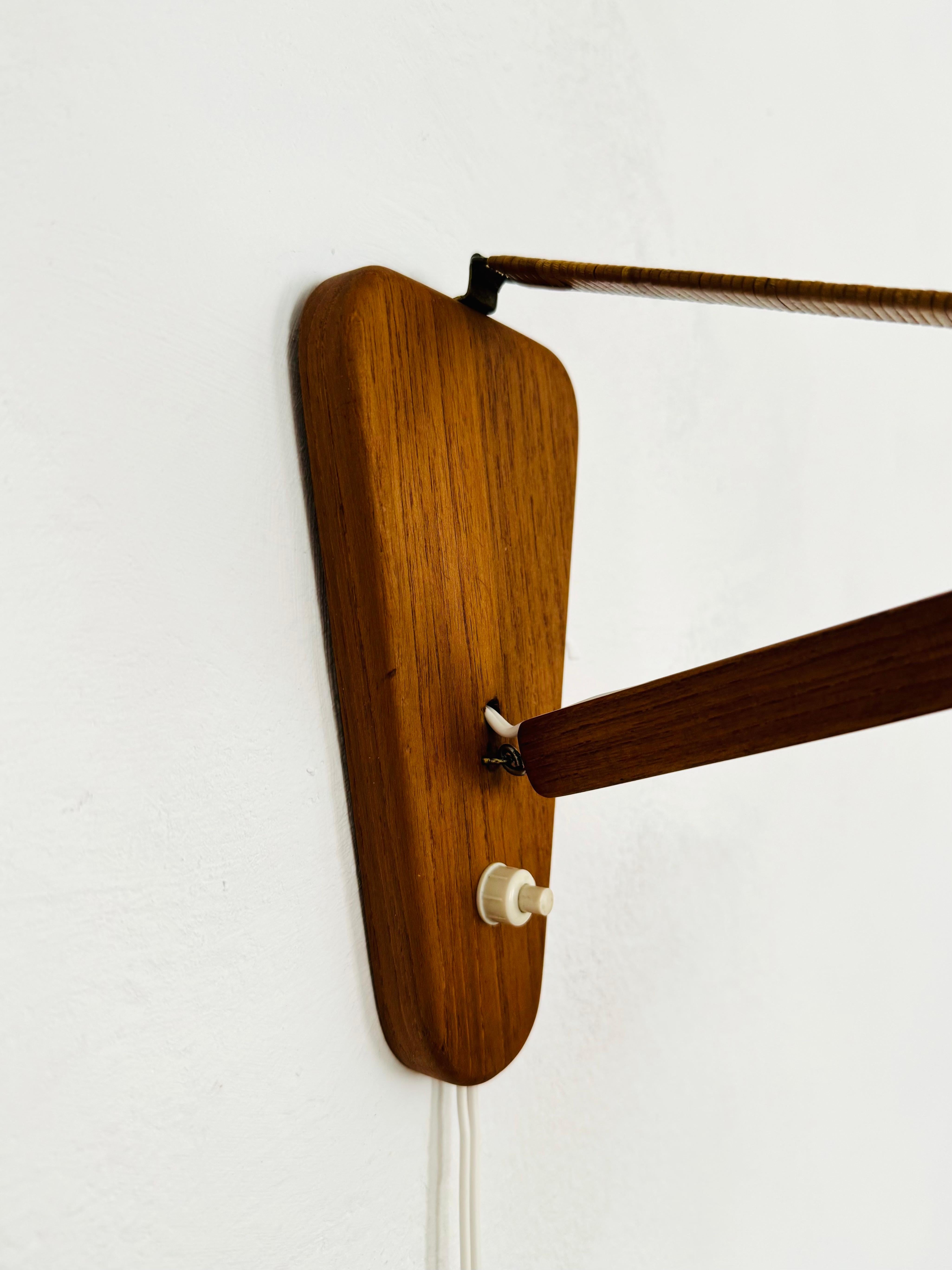Lampada da parete regolabile danese in teak e rafia Bast in vendita 1
