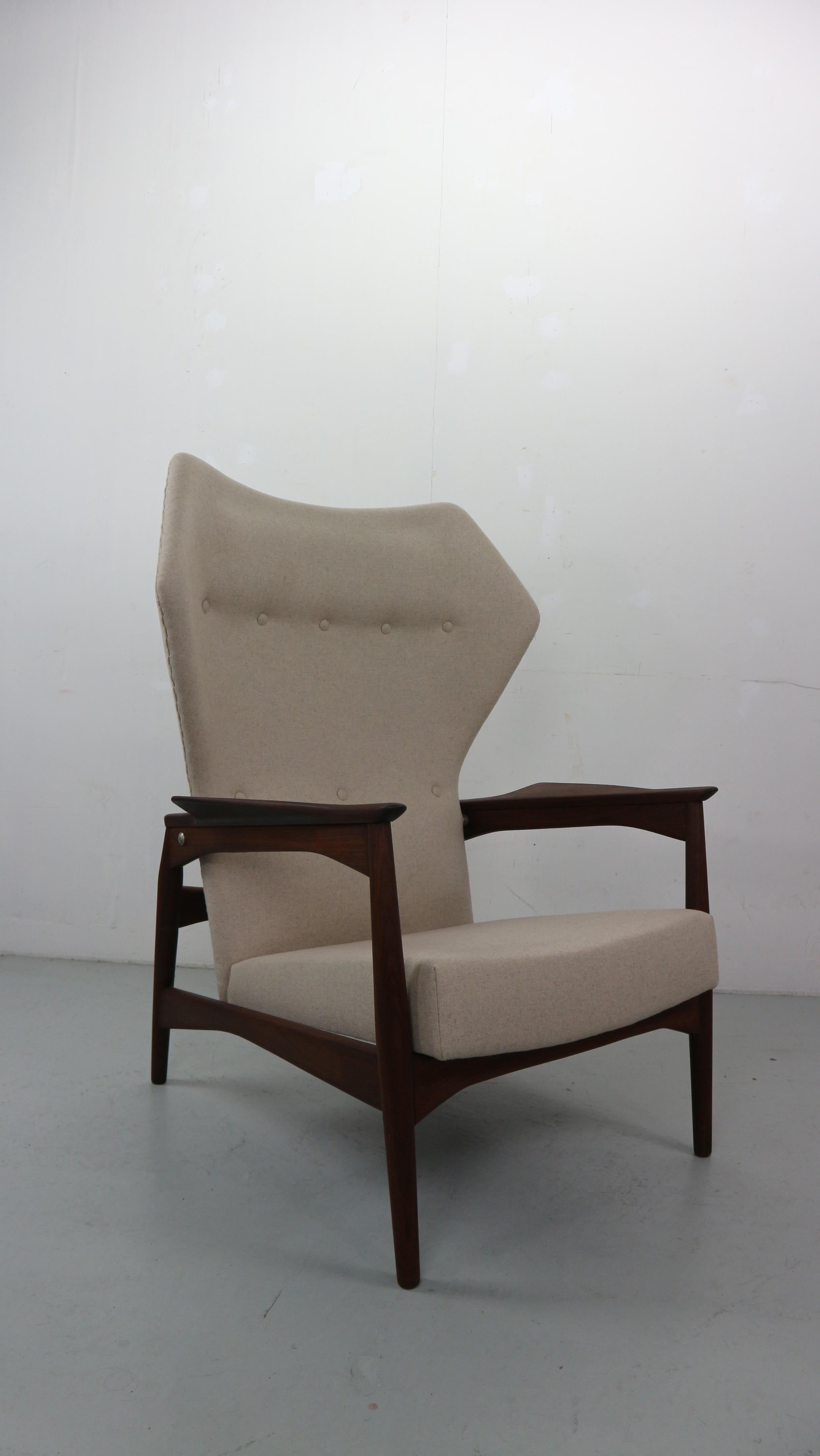 Chaise longue à dossier large conçue par Ib Kofod-Larsen en 1954. La chaise est inclinable et peut être réglée en trois positions, comme le montrent les photos. Les chaises ont été retapissées dans une couleur beige laine naturelle, une combinaison
