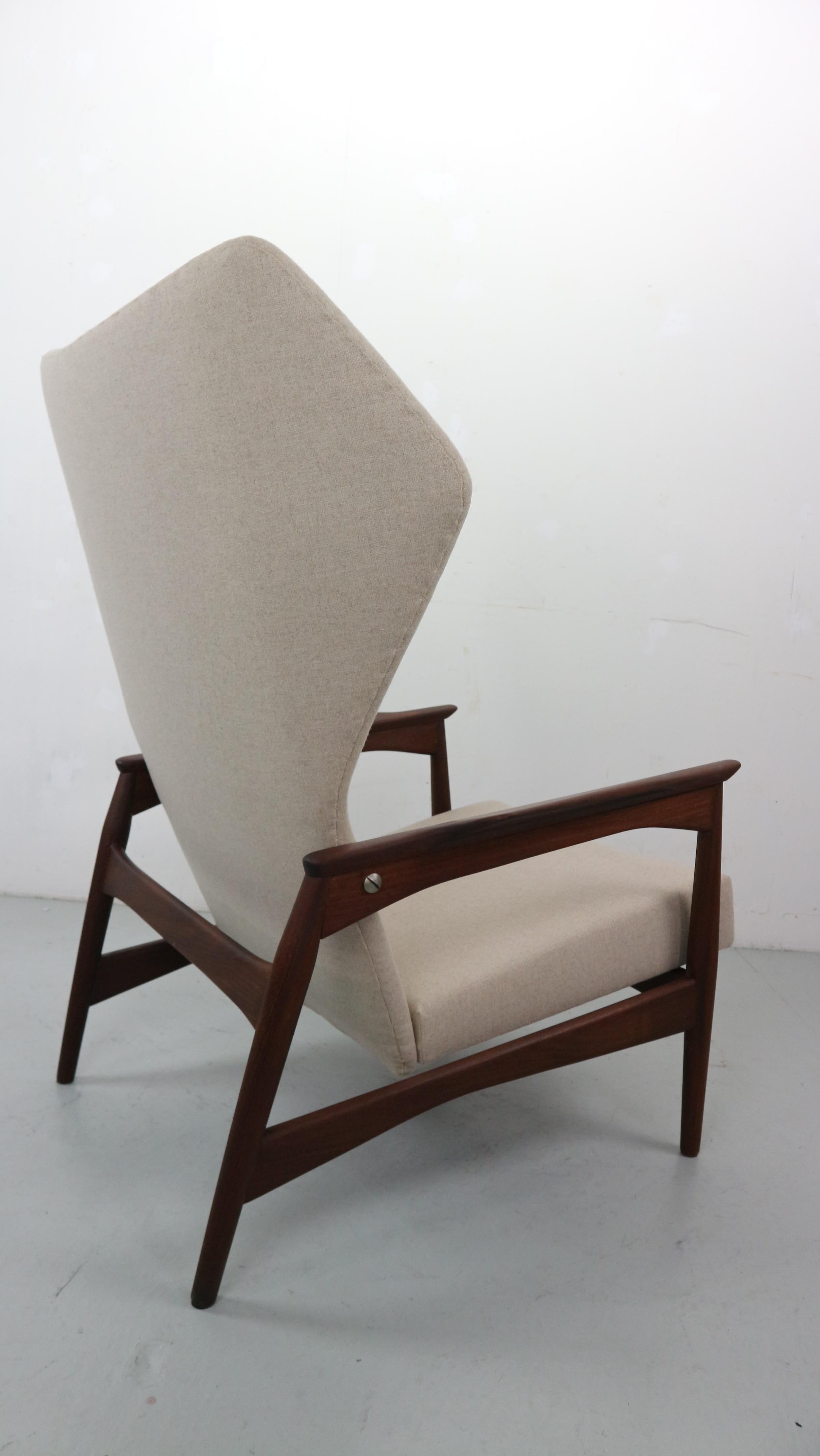 Sessel mit Rückenlehne, entworfen von Ib Kofod-Larsen im Jahr 1954. Der Stuhl ist neigbar und kann in drei Positionen eingestellt werden, wie auf den Bildern zu sehen. Die Stühle wurden in einem natürlichen Wollbeige neu gepolstert, eine perfekte