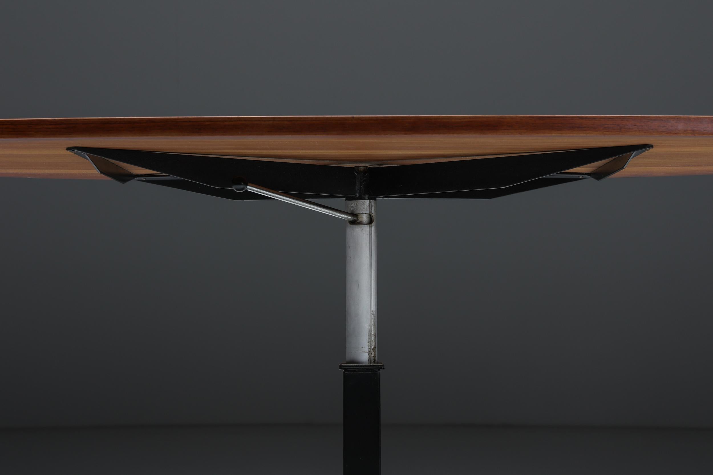 Table danoise réglable en bois avec base en métal, 1970 en vente 3