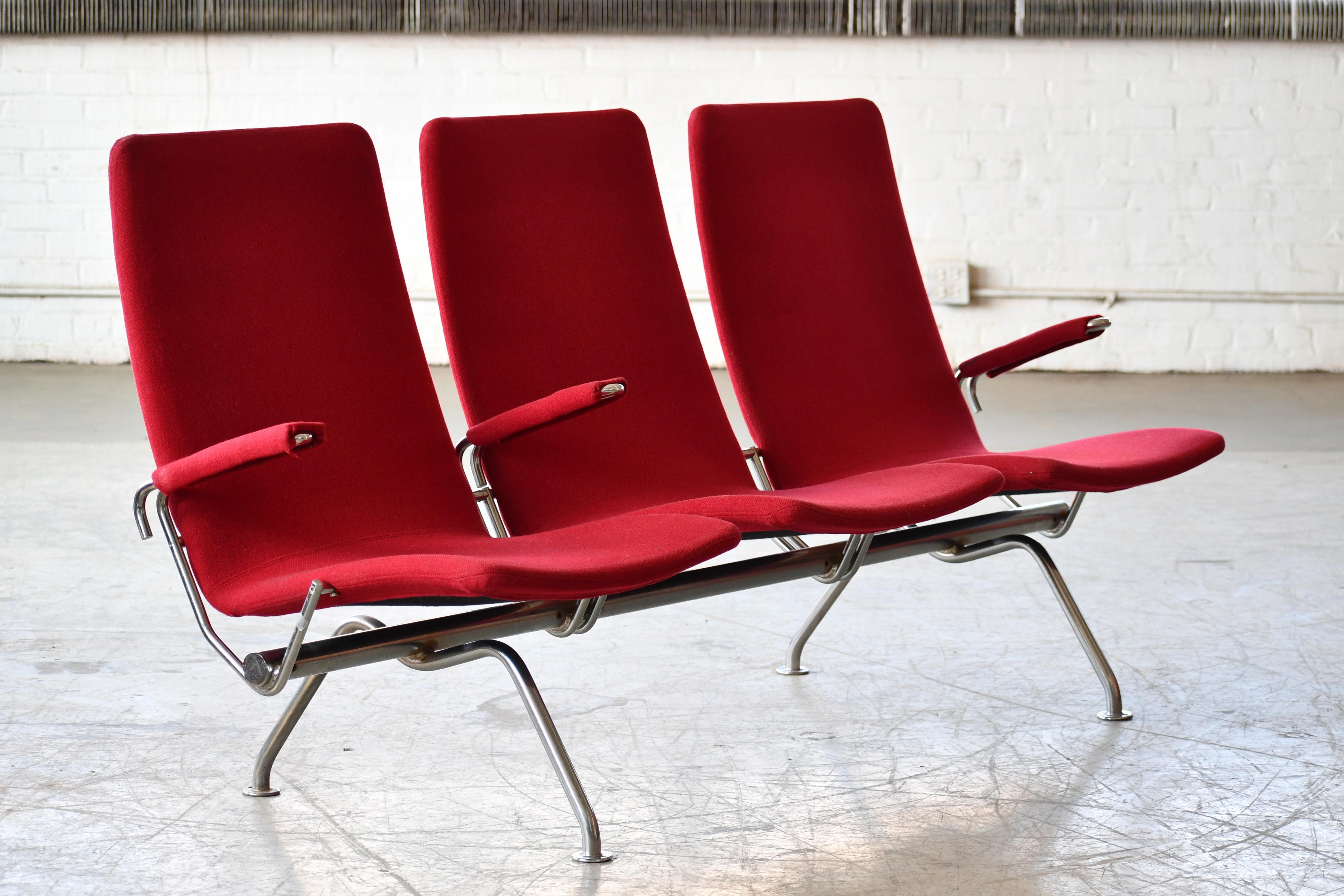 Ce canapé d'aéroport très cool faisait partie du décor actuel de l'aéroport de Copenhague, au Danemark, jusqu'à ce qu'il soit rénové il y a quelques années. Le mobilier a été conçu par l'architecte/designer Jens Ammundsen et produit par Fritz Hansen